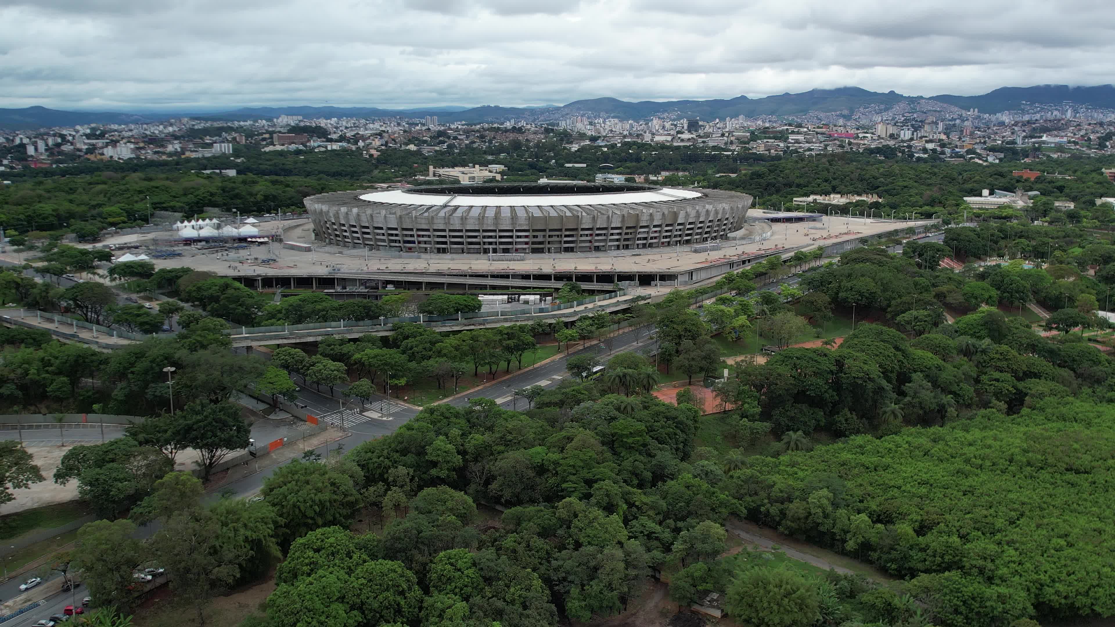 Video com vista aérea do Estádio Mineirão em dia nublado – Belo Horizonte, Brasil