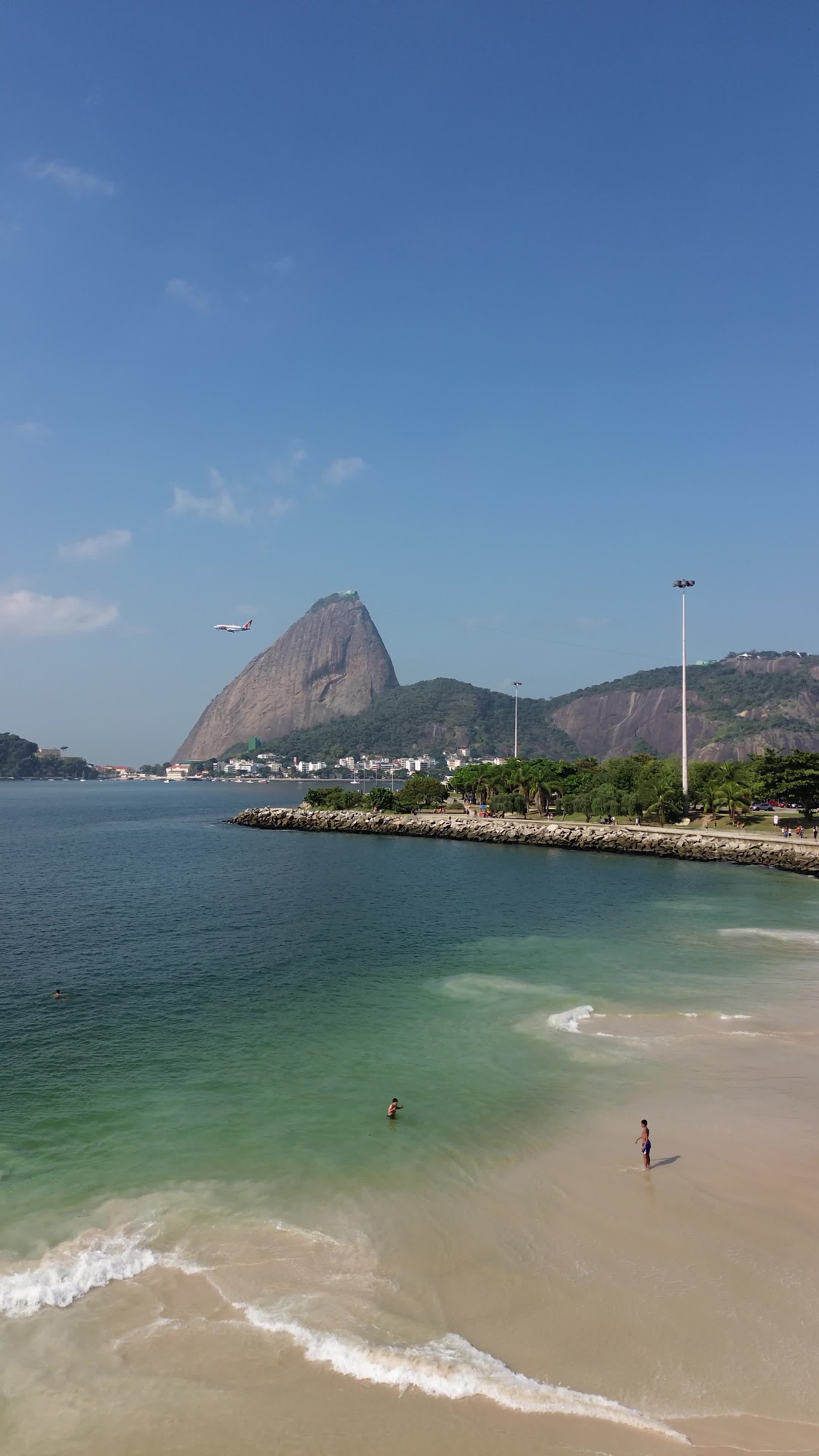 Pão de Açúcar com um avião passando na frente 
