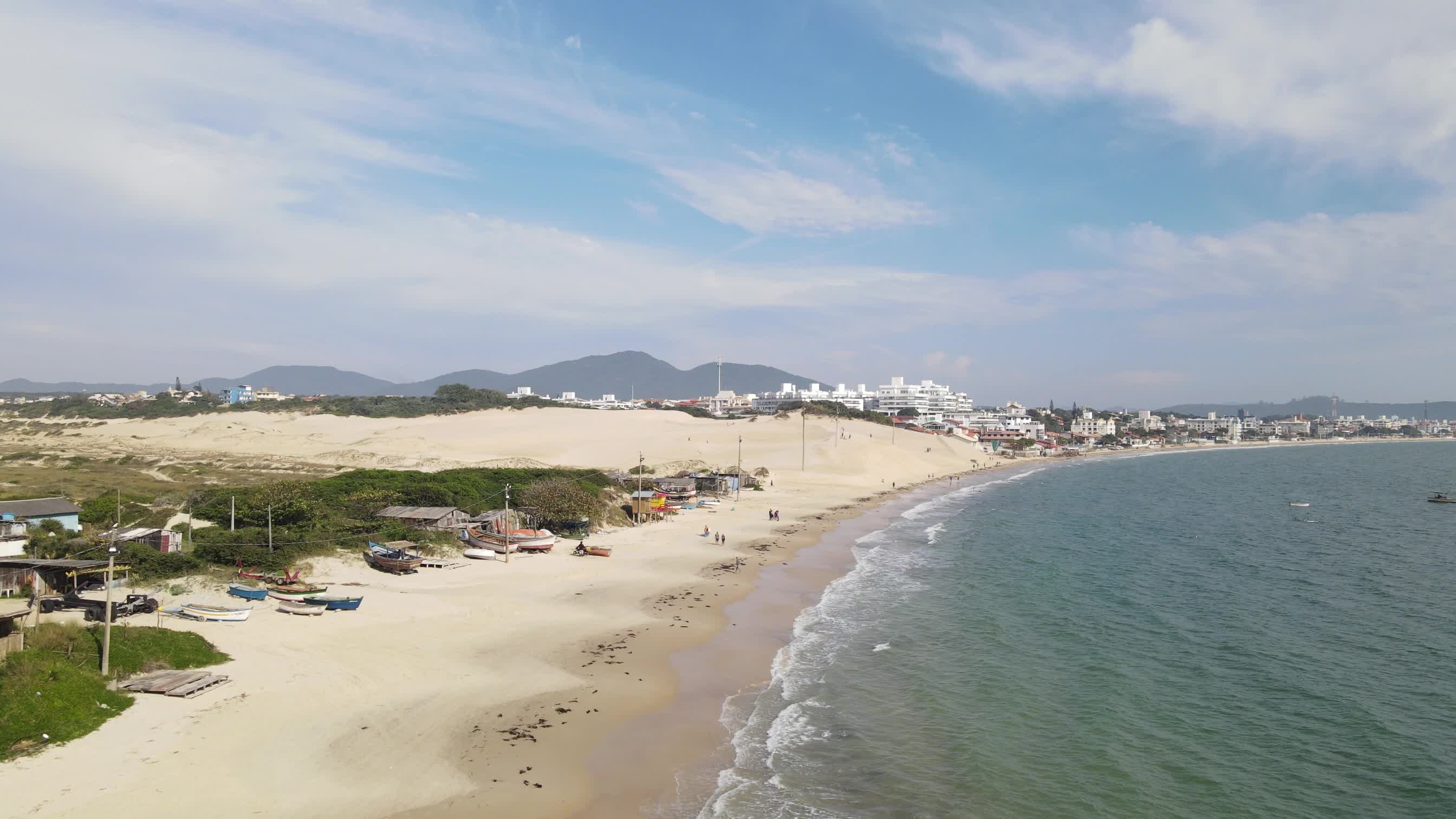 Dunas e mar em harmonia na orla urbana em Florianópolis
