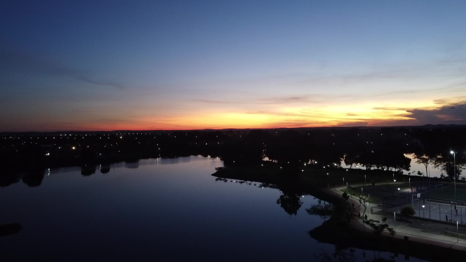crepúsculo no lago