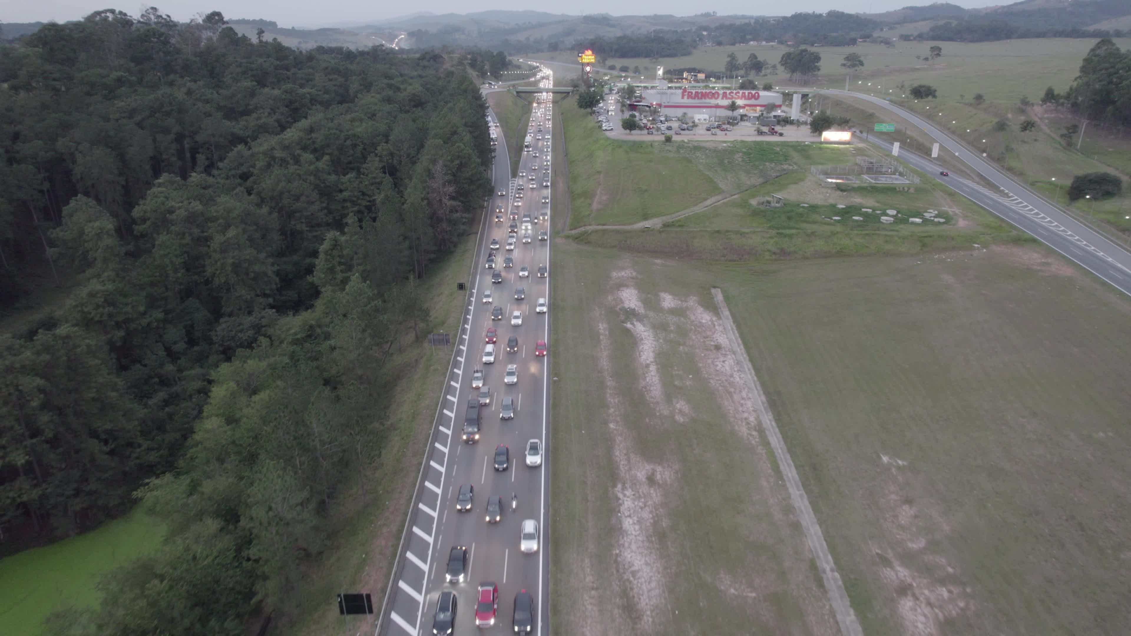Rodovia rumo a São Paulo - Fim de tarde com trânsito carregado
