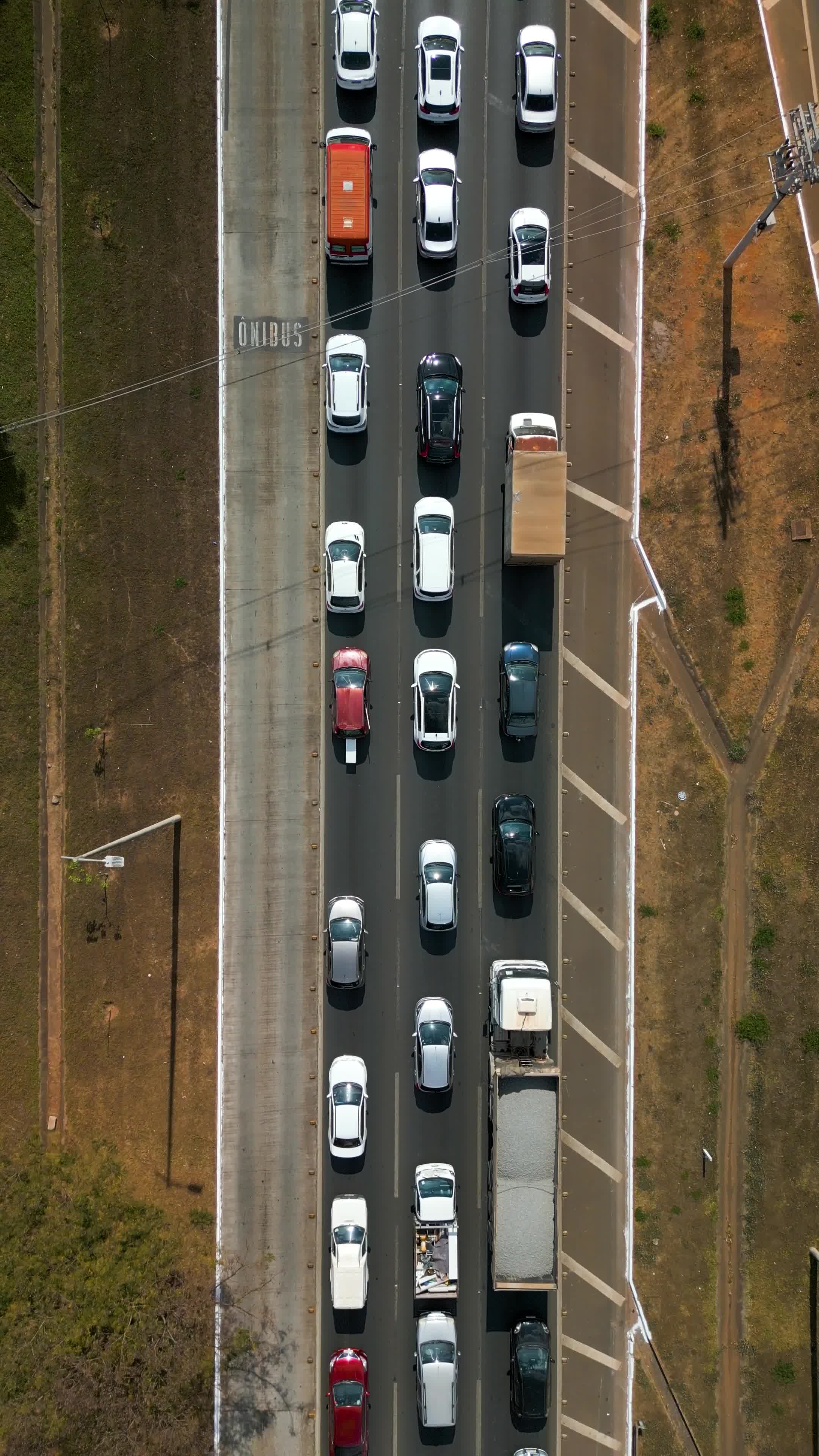 Trânsito intenso visto de cima na avenida