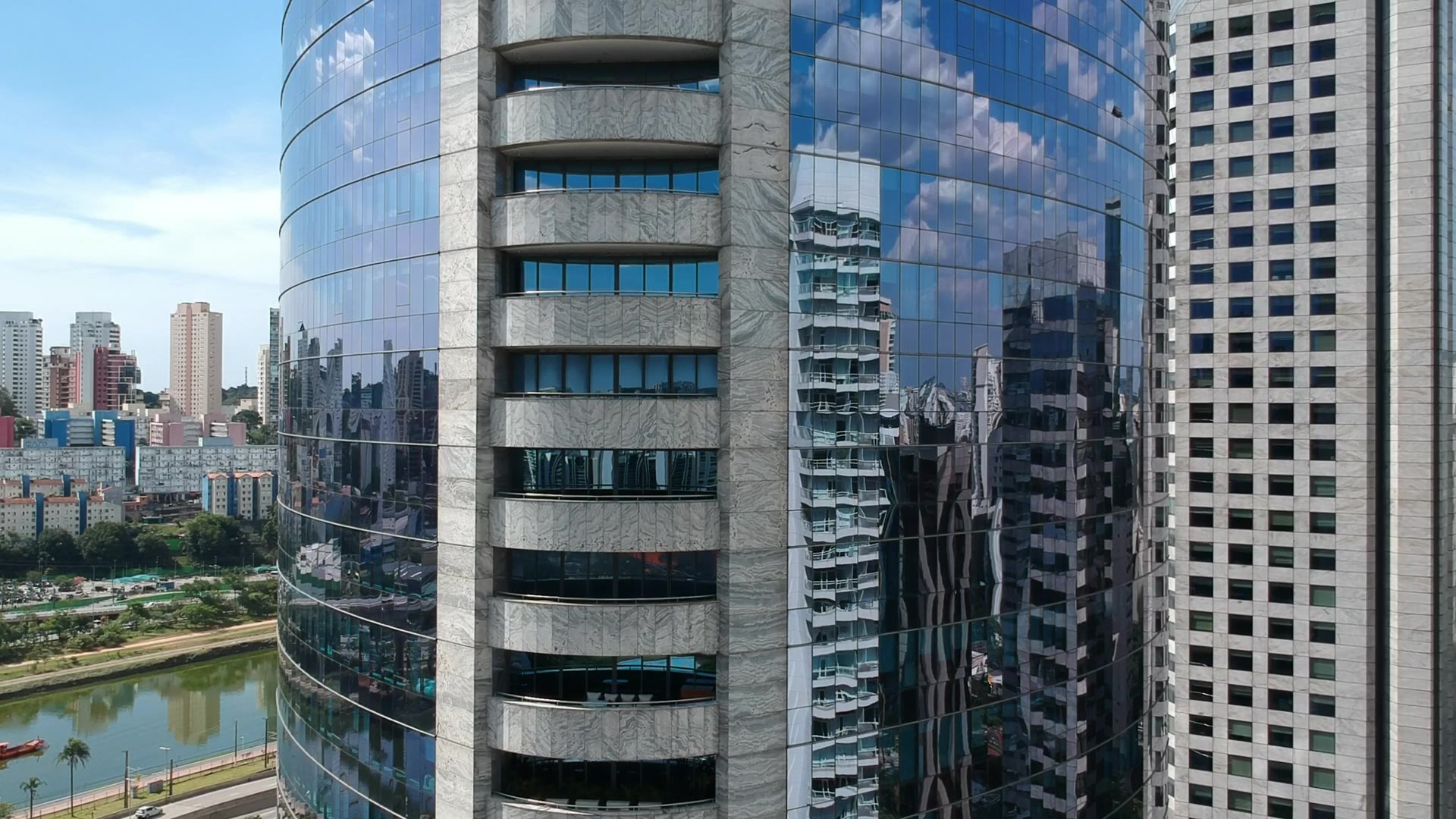 Vídeo Edifício com Ponte Estaiada ao fundo.