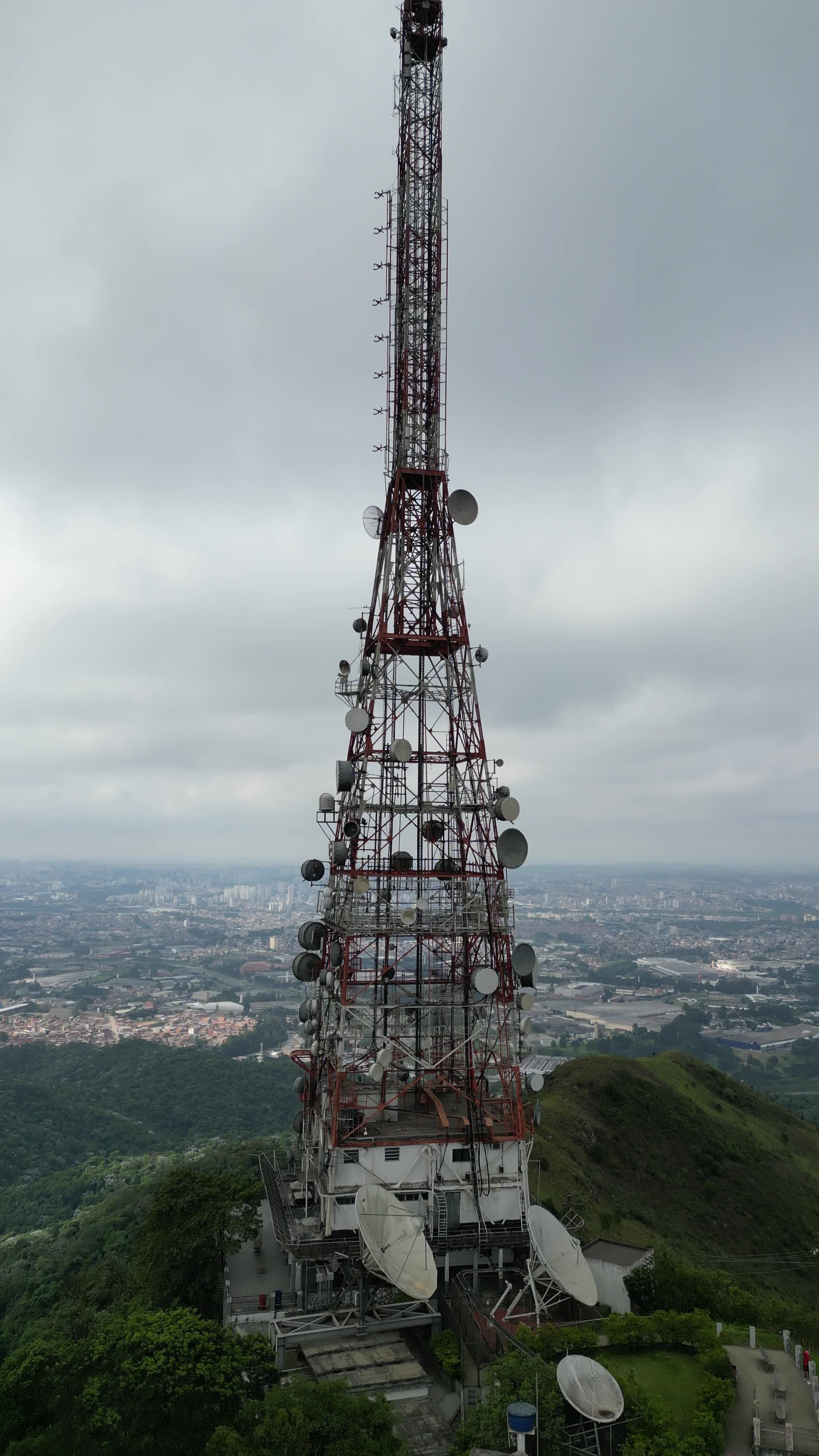 Torre de Transmissão no Alto da Montanha