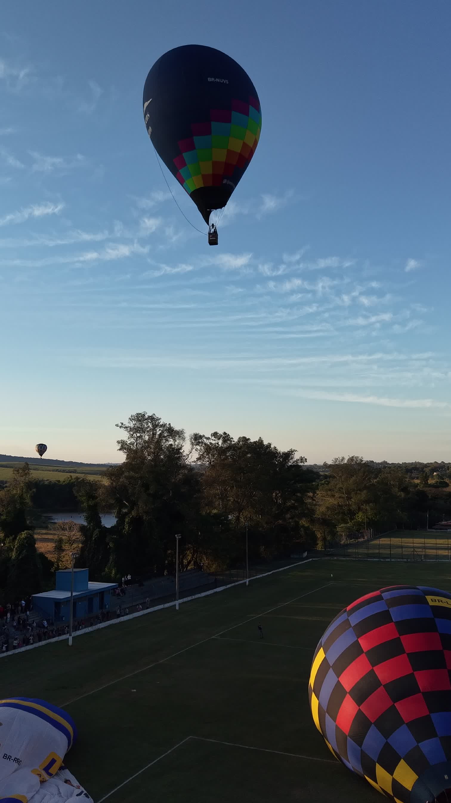 Balão de ar quente sobre campo de futebol