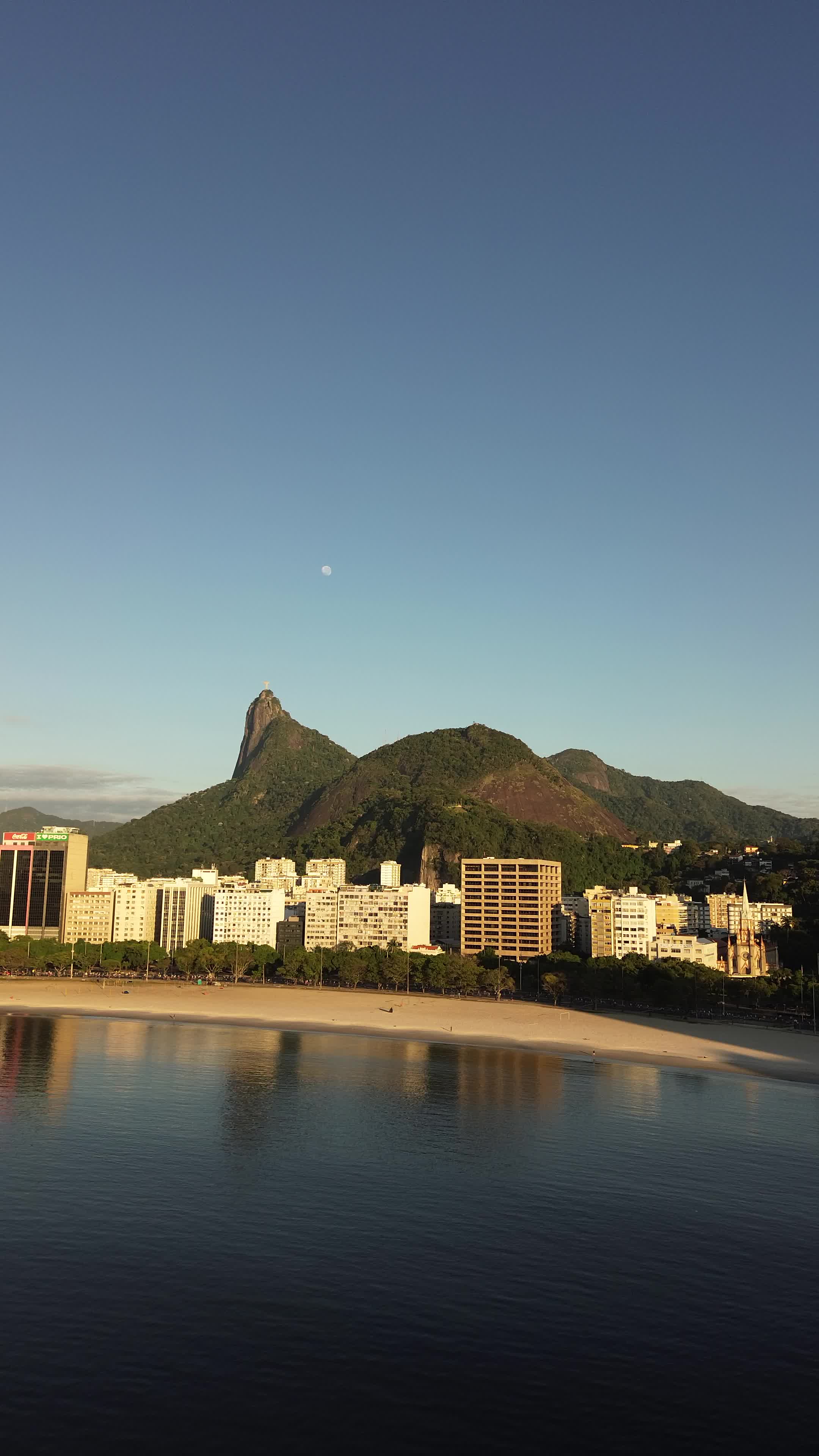 Cristo redentor com a lua se pondo 