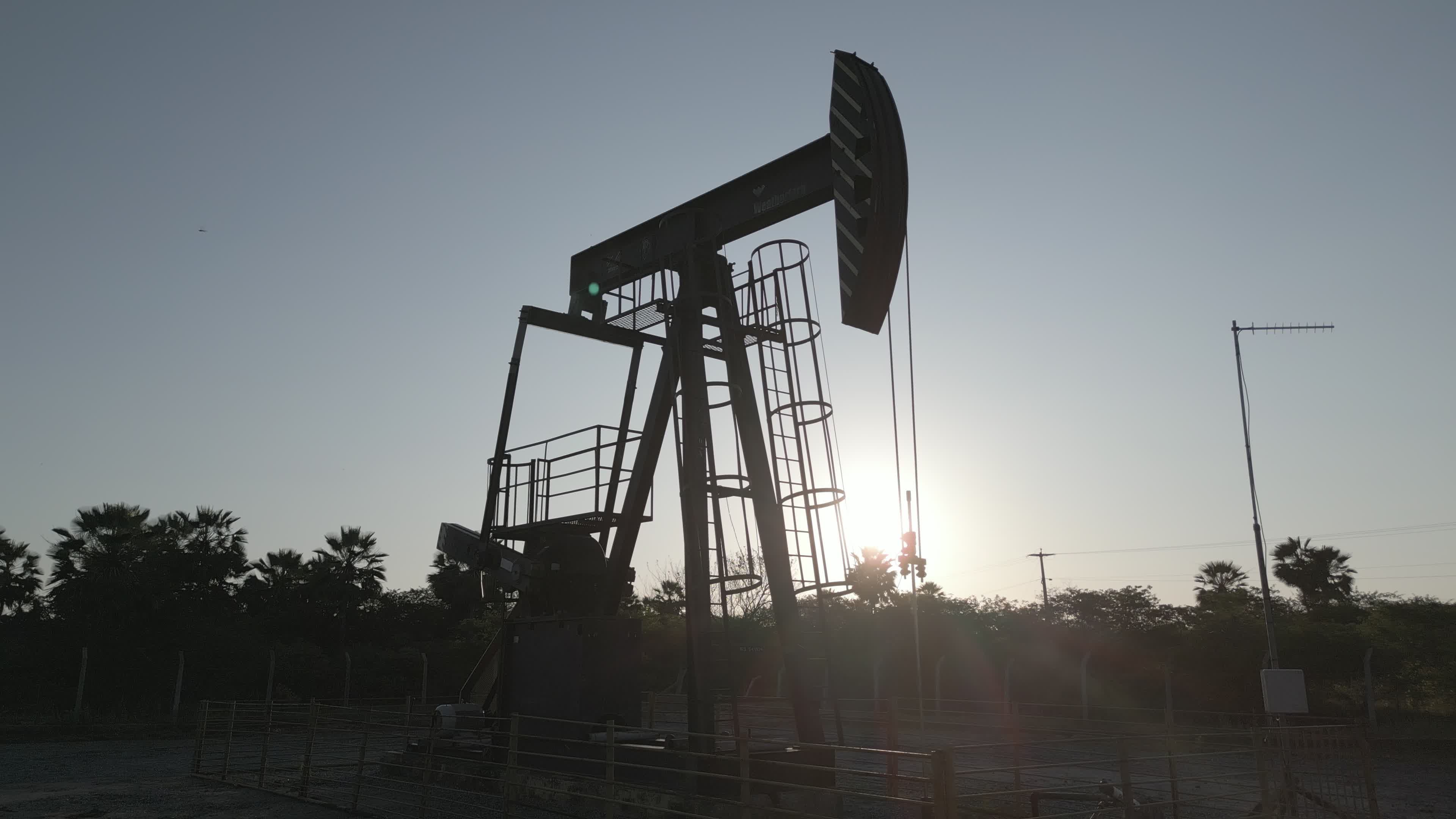Extraçao de Petroleo ao Por do Sol 3.