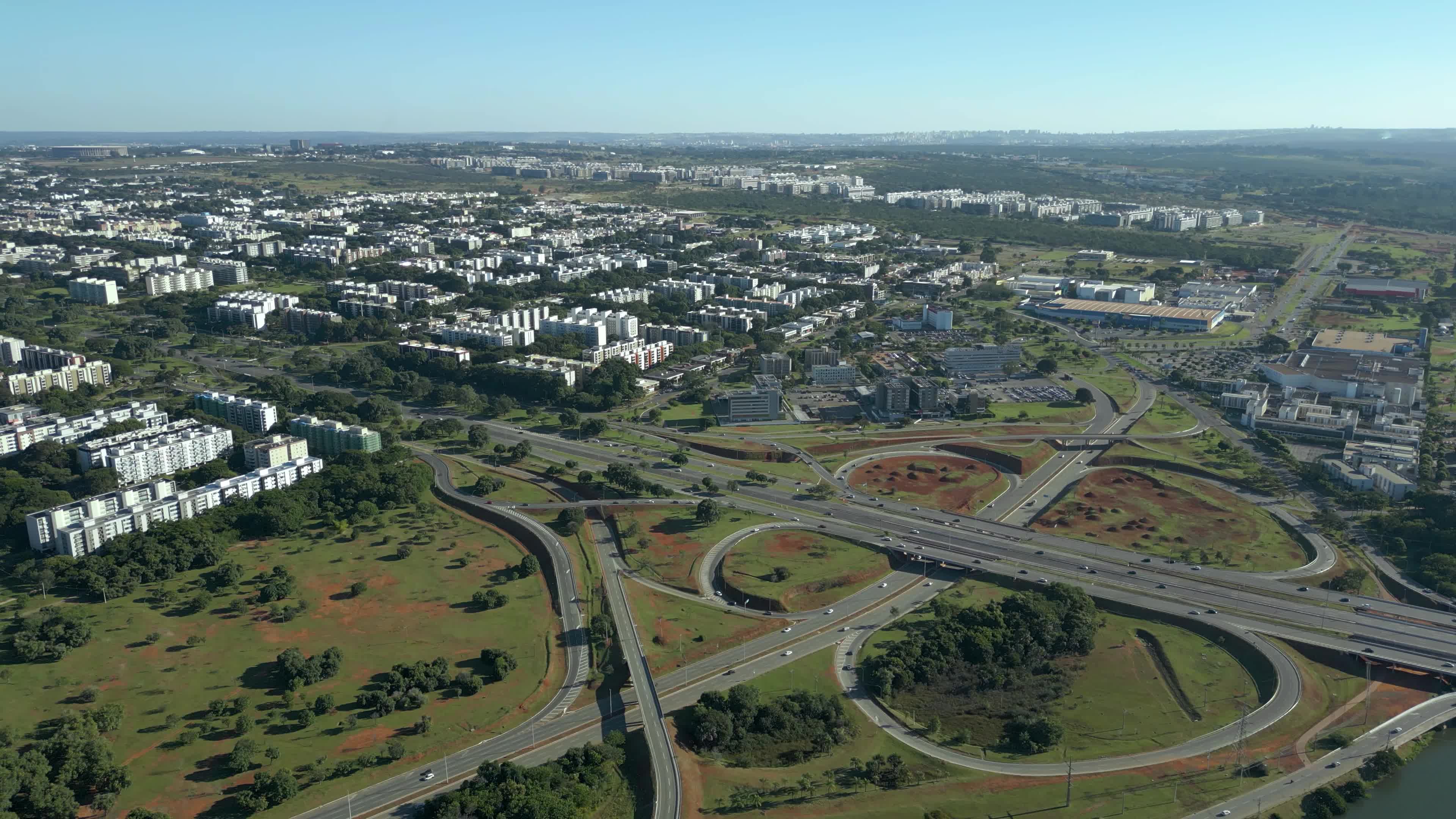 Complexo viário em meio à área urbana