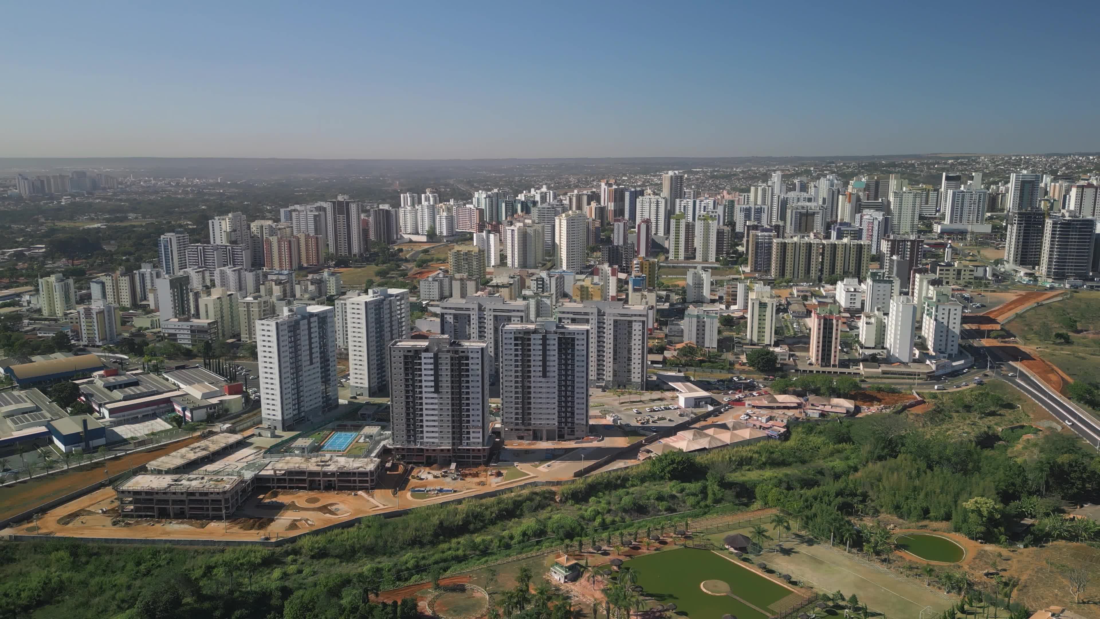 Skyline moderno com prédios e áreas verdes