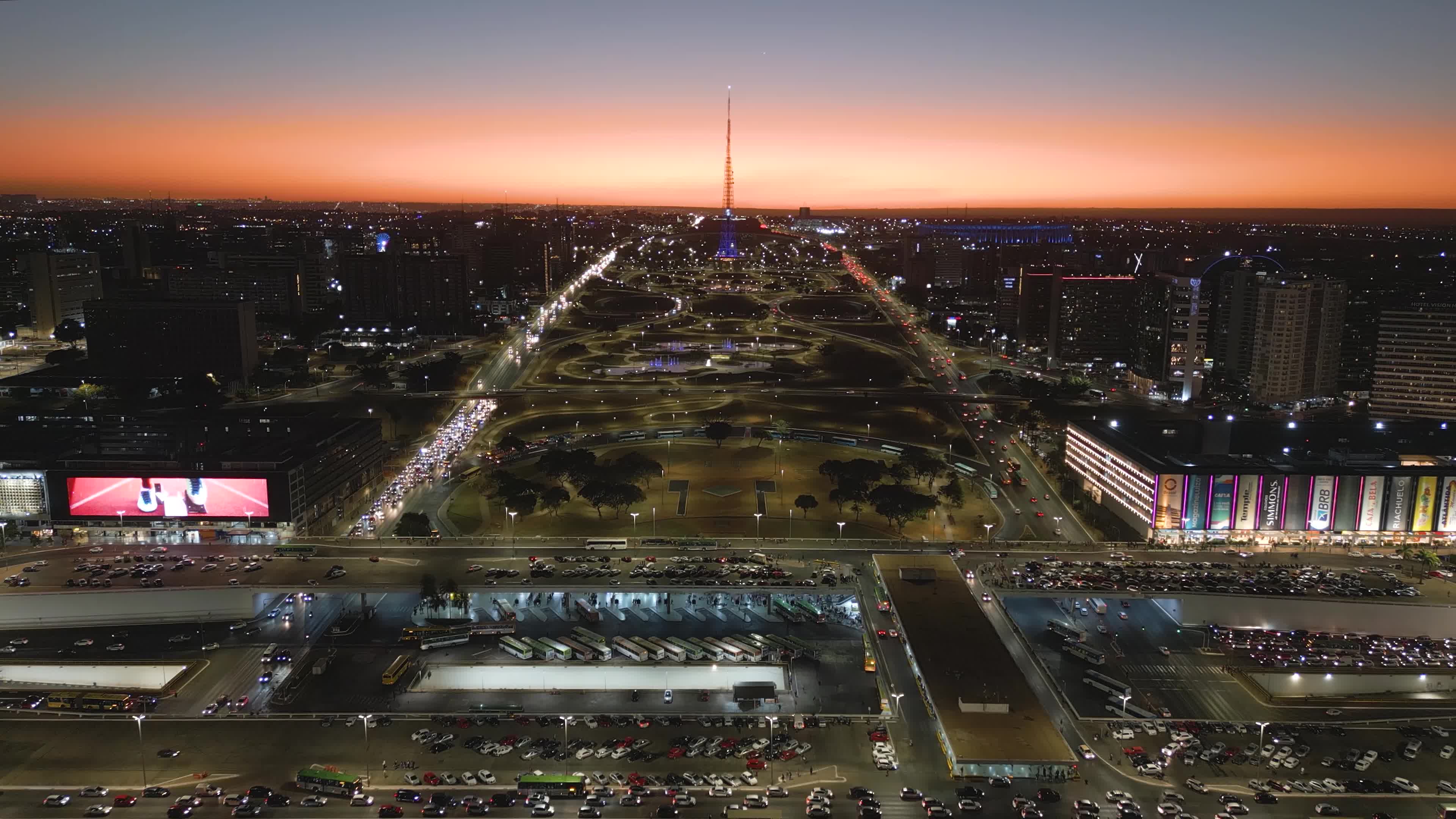 Eixo Monumental de Brasília ao Anoitecer