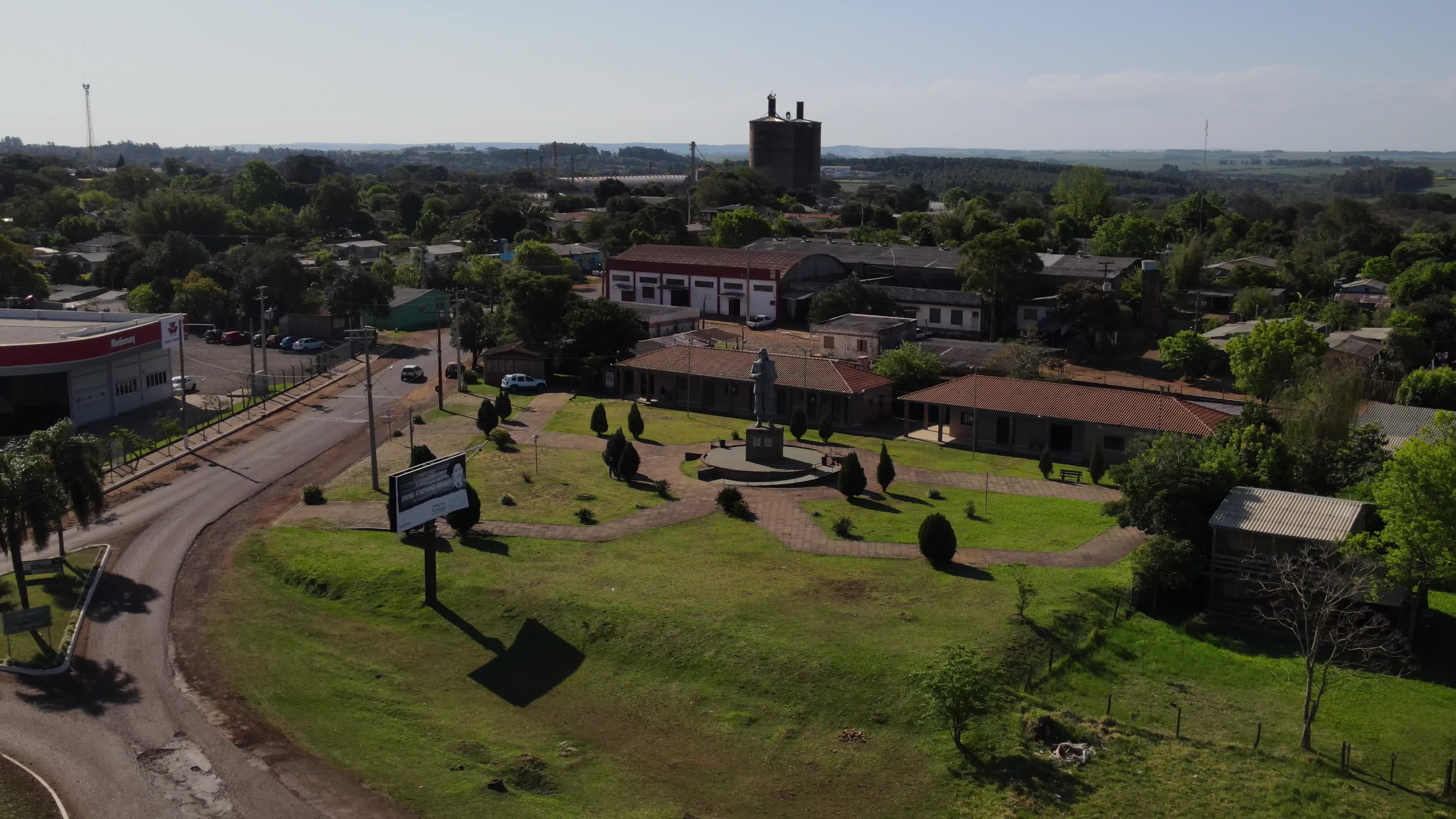 Estátua de Jayme Caetano Braun e jardins