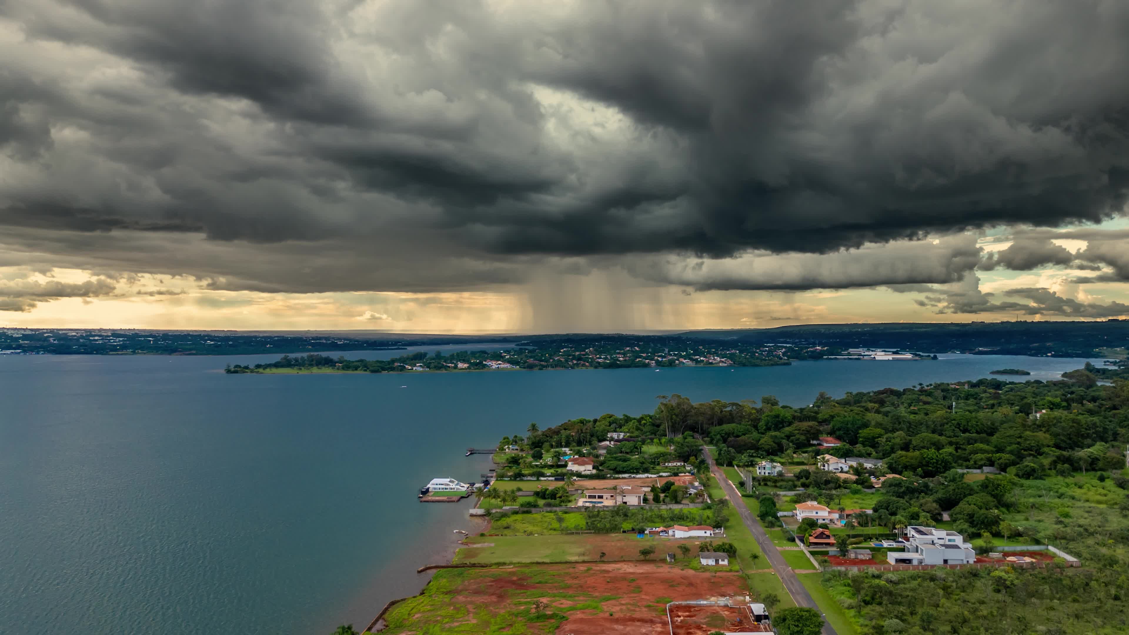 Chuva intensa se formando sobre o lago Paranoá