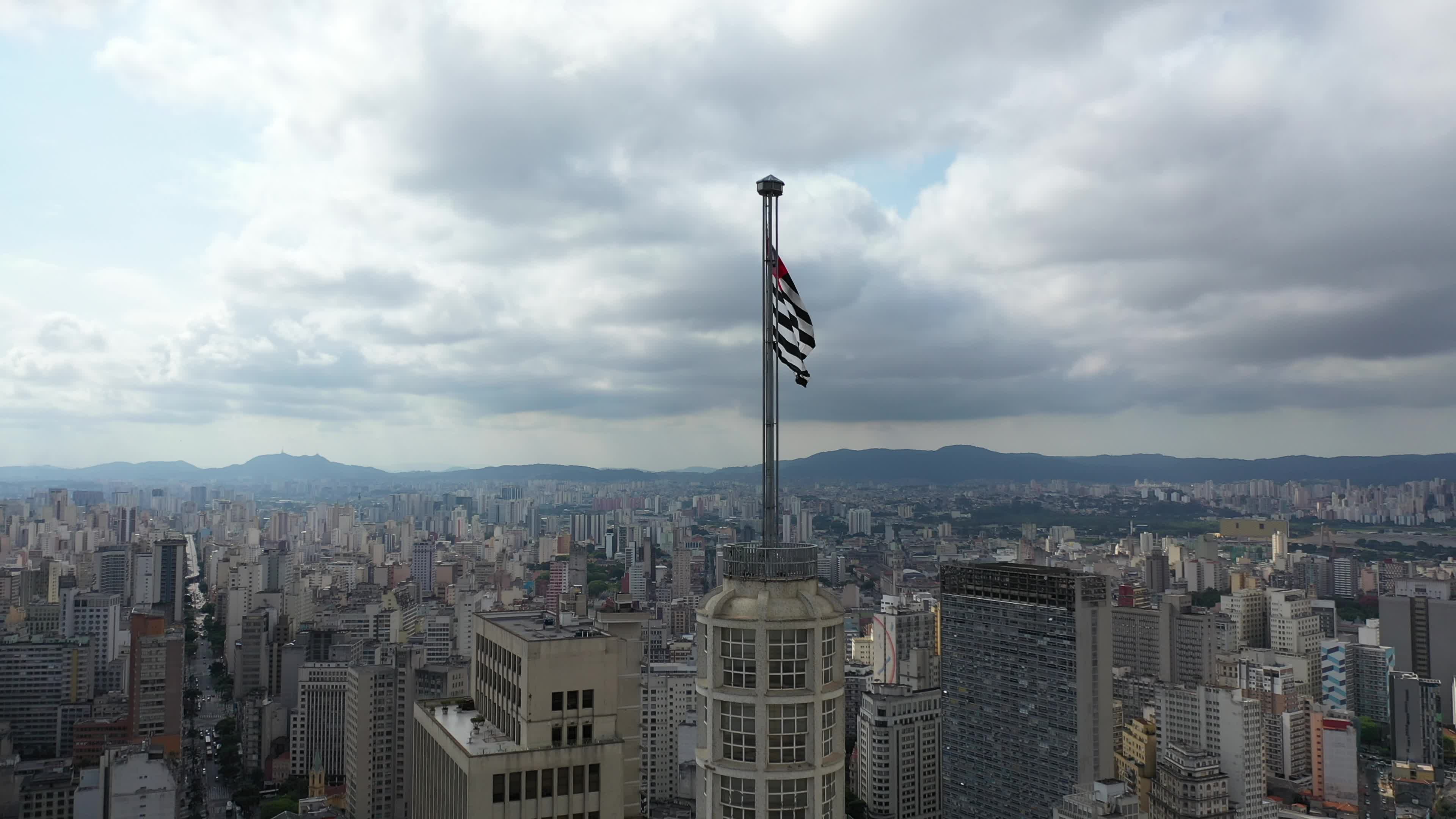 Bandeira de São Paulo tremulando no alto do Edifício Altino Arantes - Farol Santander 