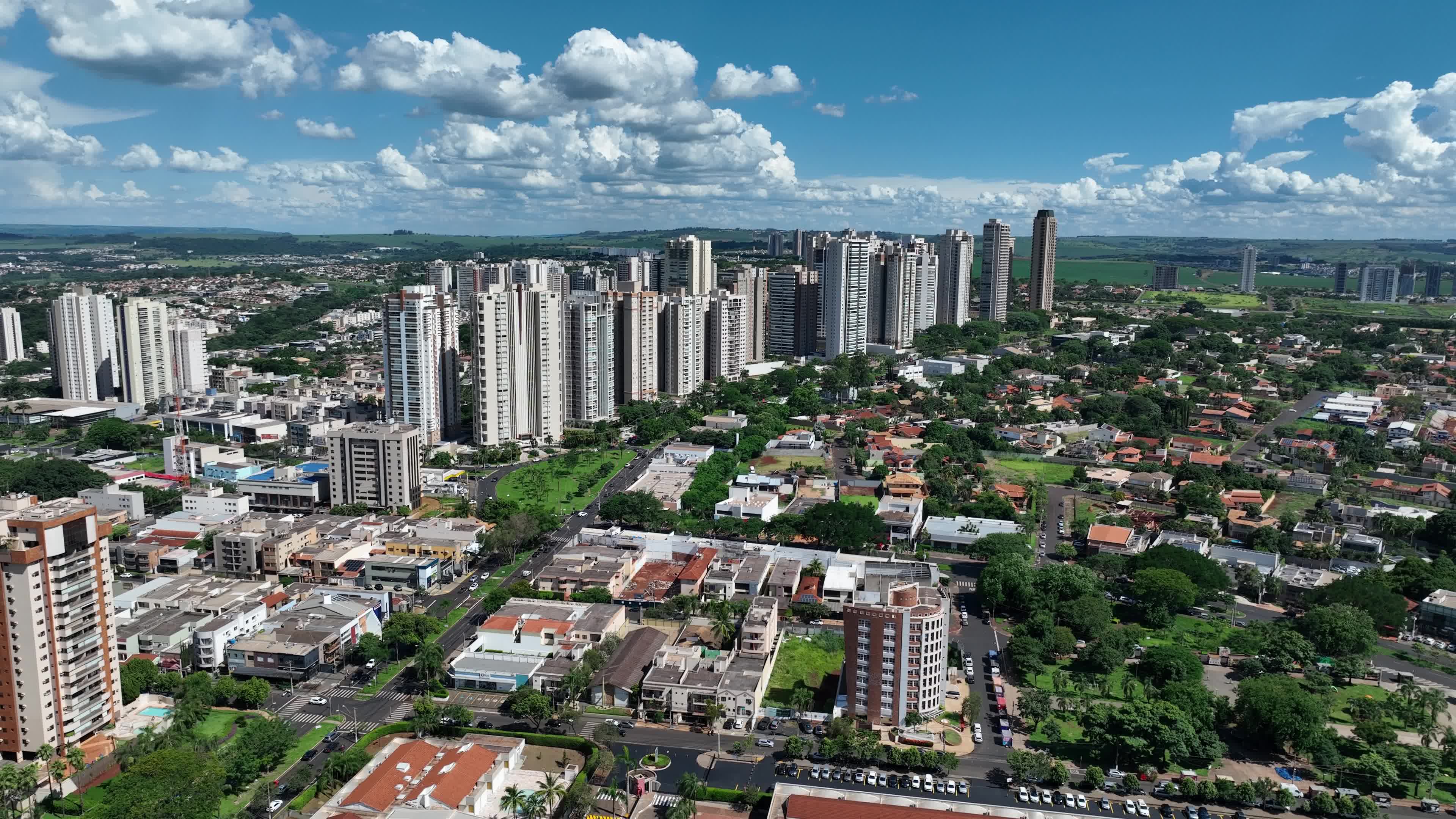 Buildings and vehicles traveling along Avenida Joao Fiusa and the intersection with Avenida Wladimir Meireles