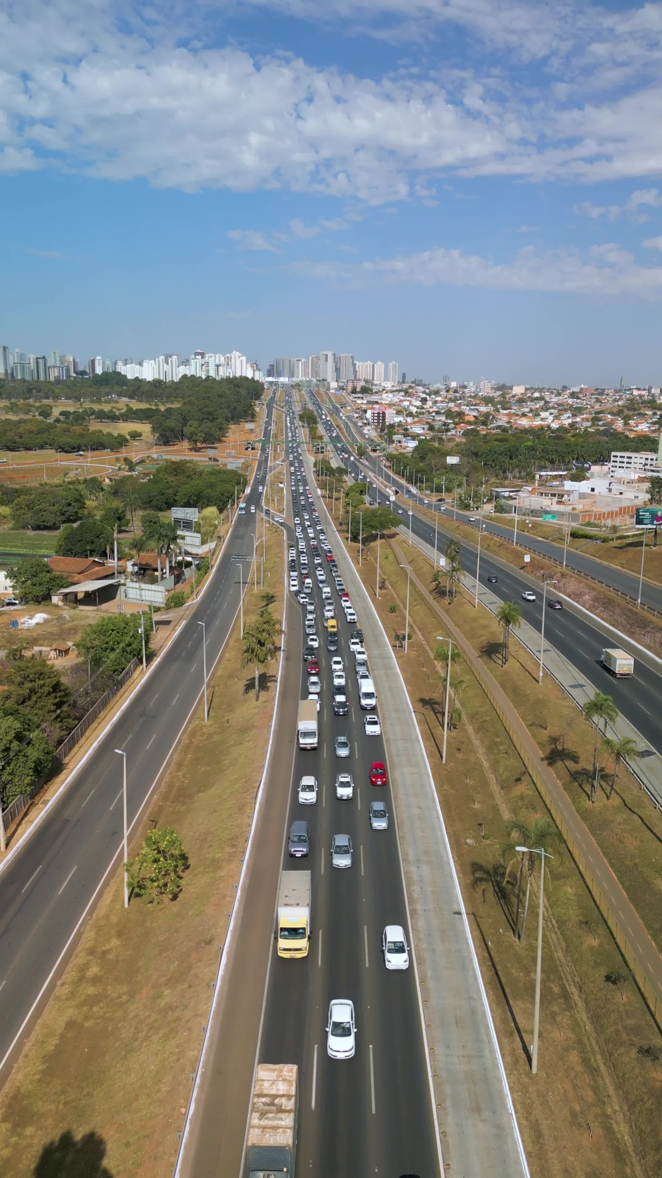 Trânsito intenso em avenida urbana