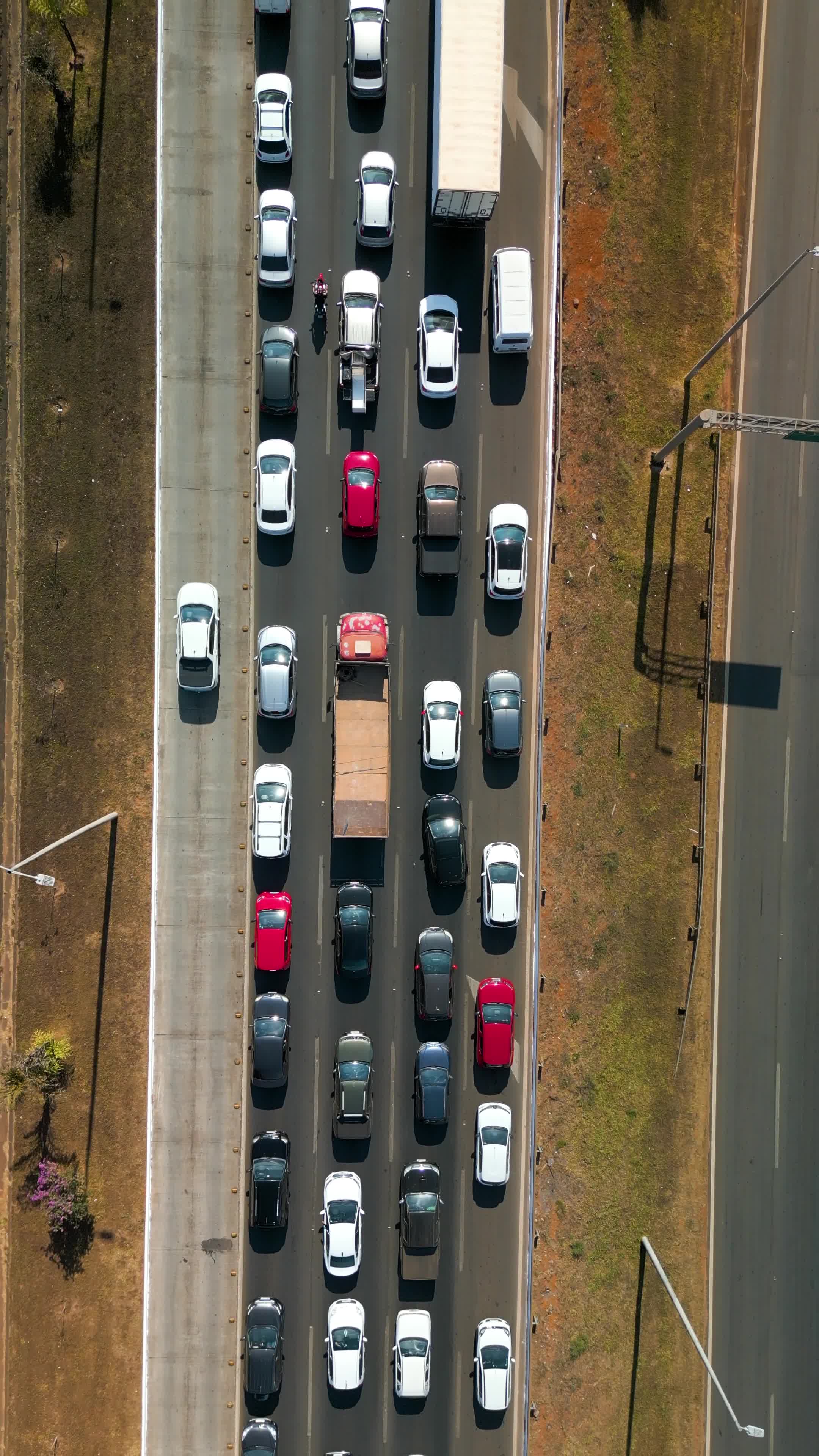 Congestionamento intenso em avenida urbana