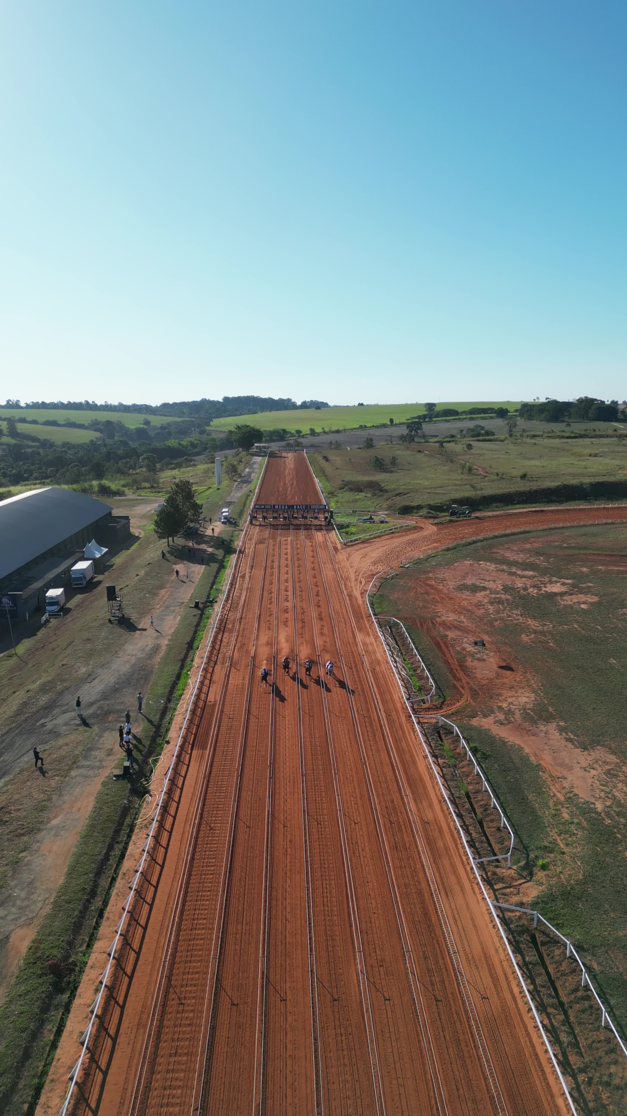 Corrida de cavalos em pista de terra vermelha