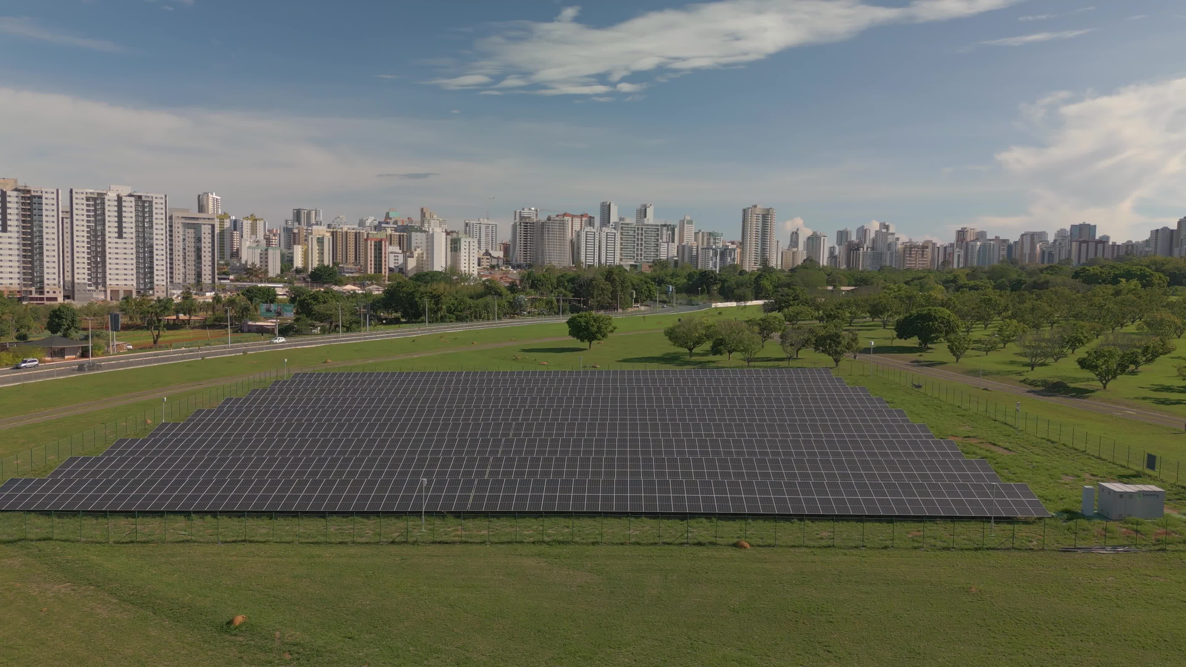 Usina solar em destaque no parque urbano