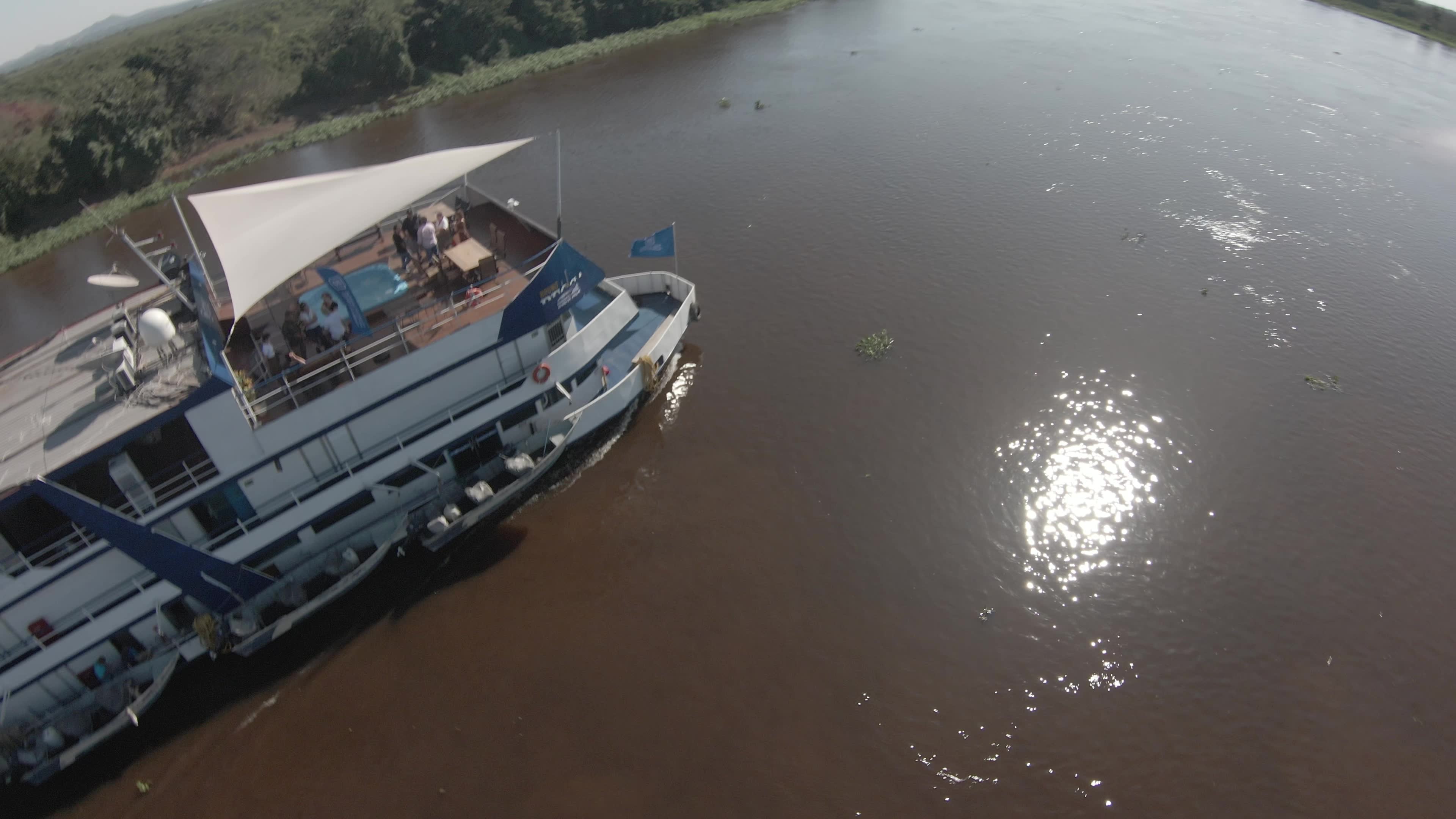 FPV - Barco Navegando no Rio Paraguay no Pantanal