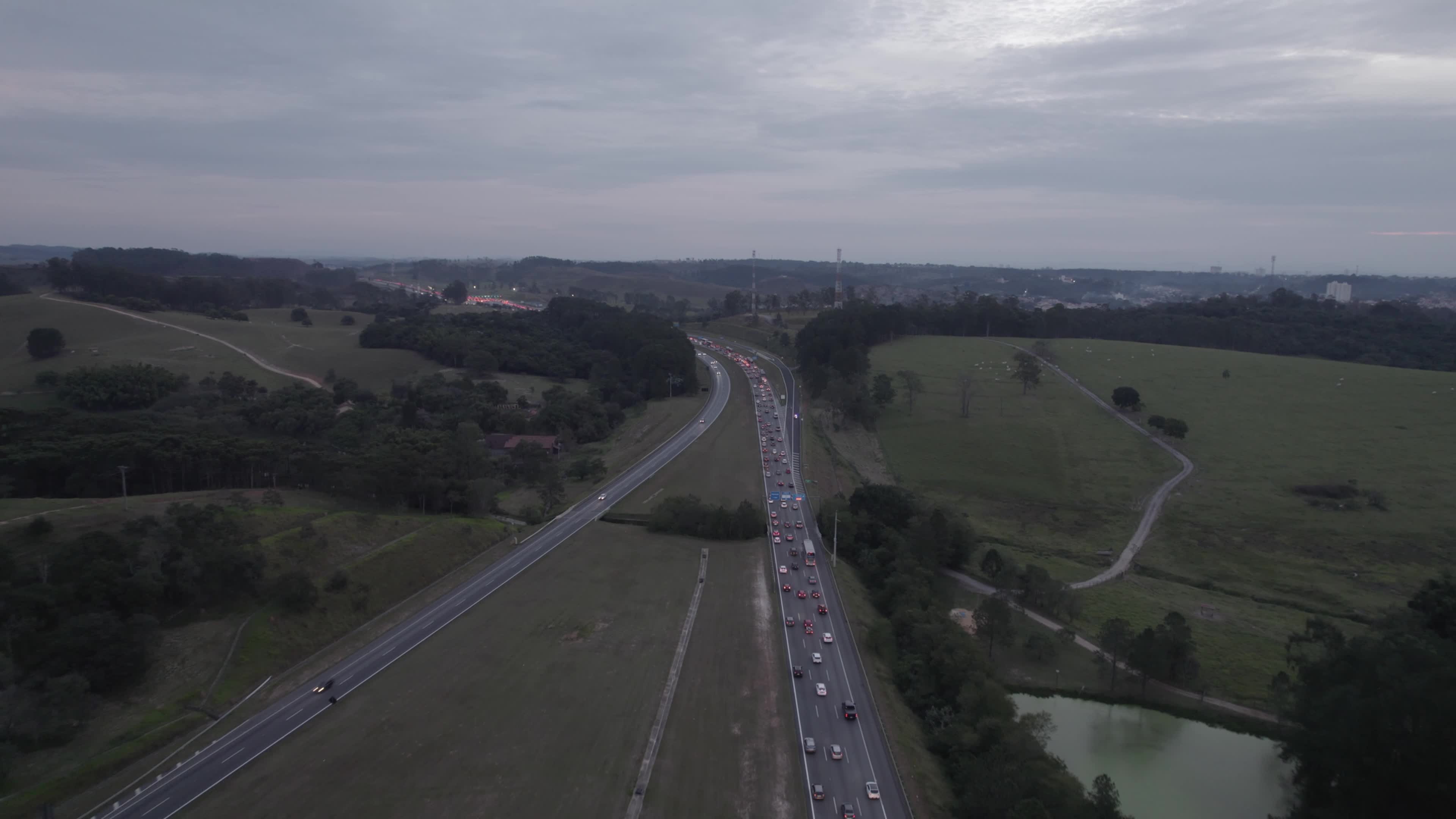 Trânsito na estrada - Retorno para São Paulo em fim de tarde nublado