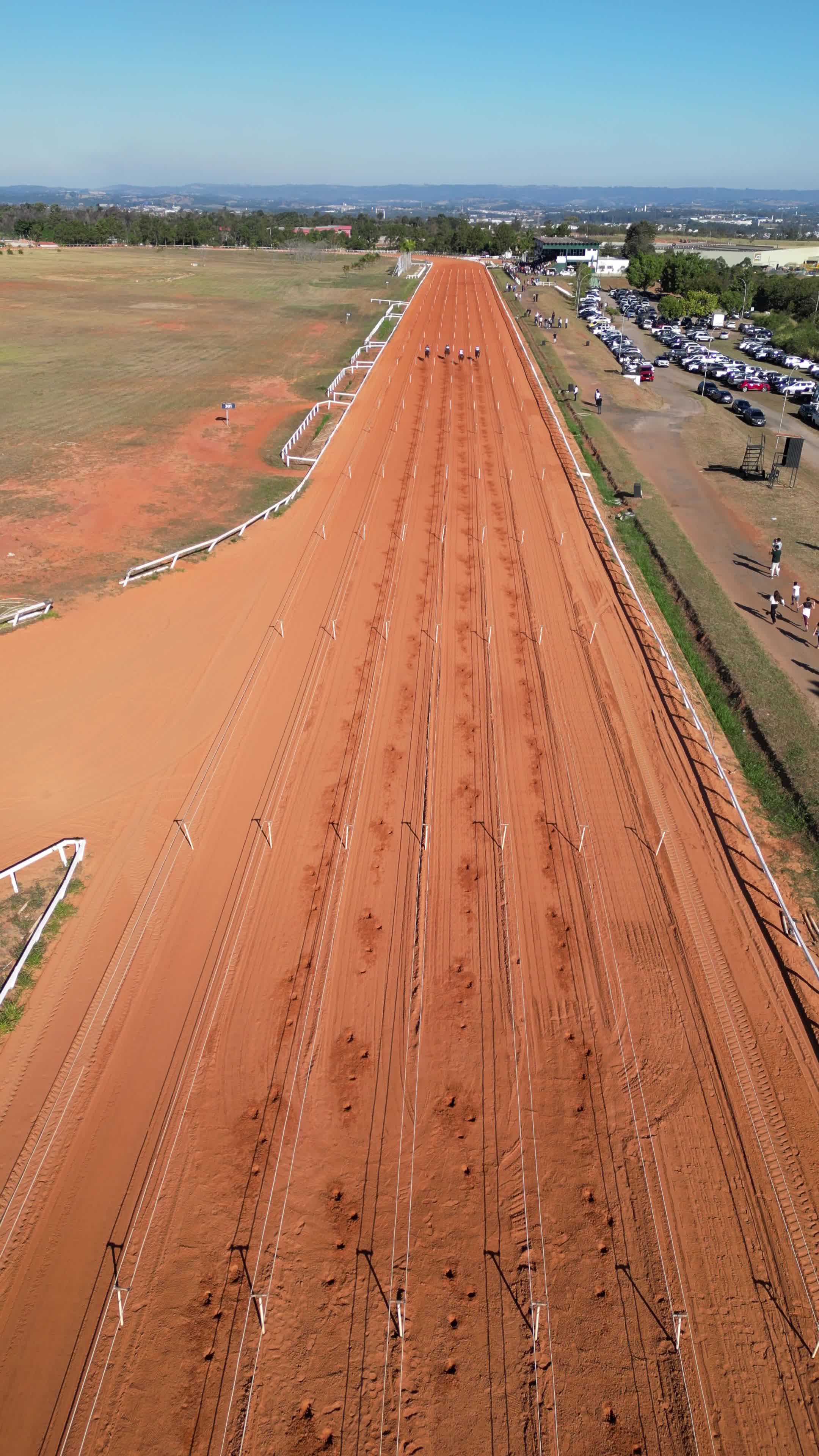 Corrida de cavalos em pista de terra vermelha