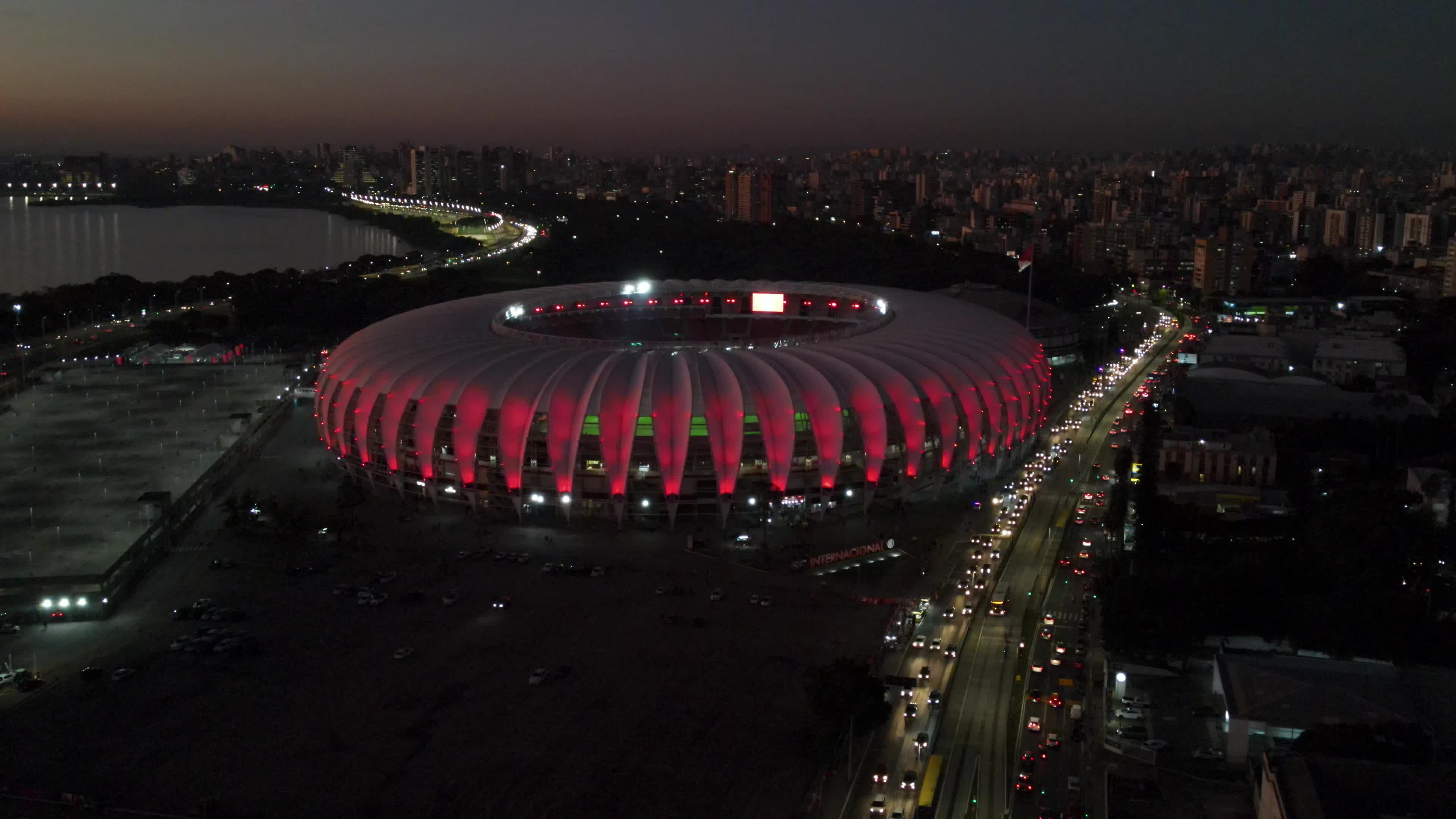 Estádio Beira Rio  iluminado ao entardecer em Porto Alegre