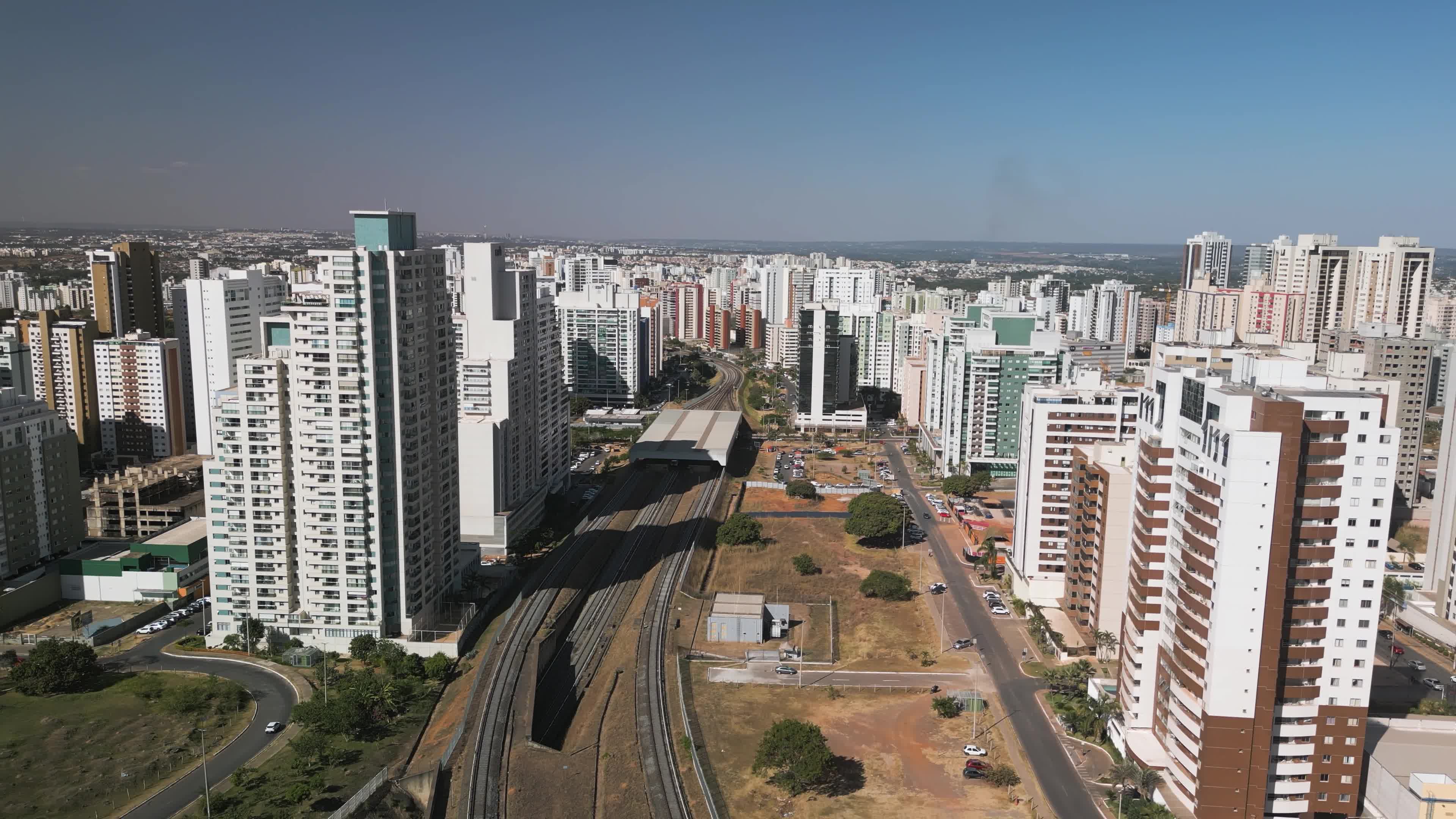 Linha do metrô entre prédios residenciais