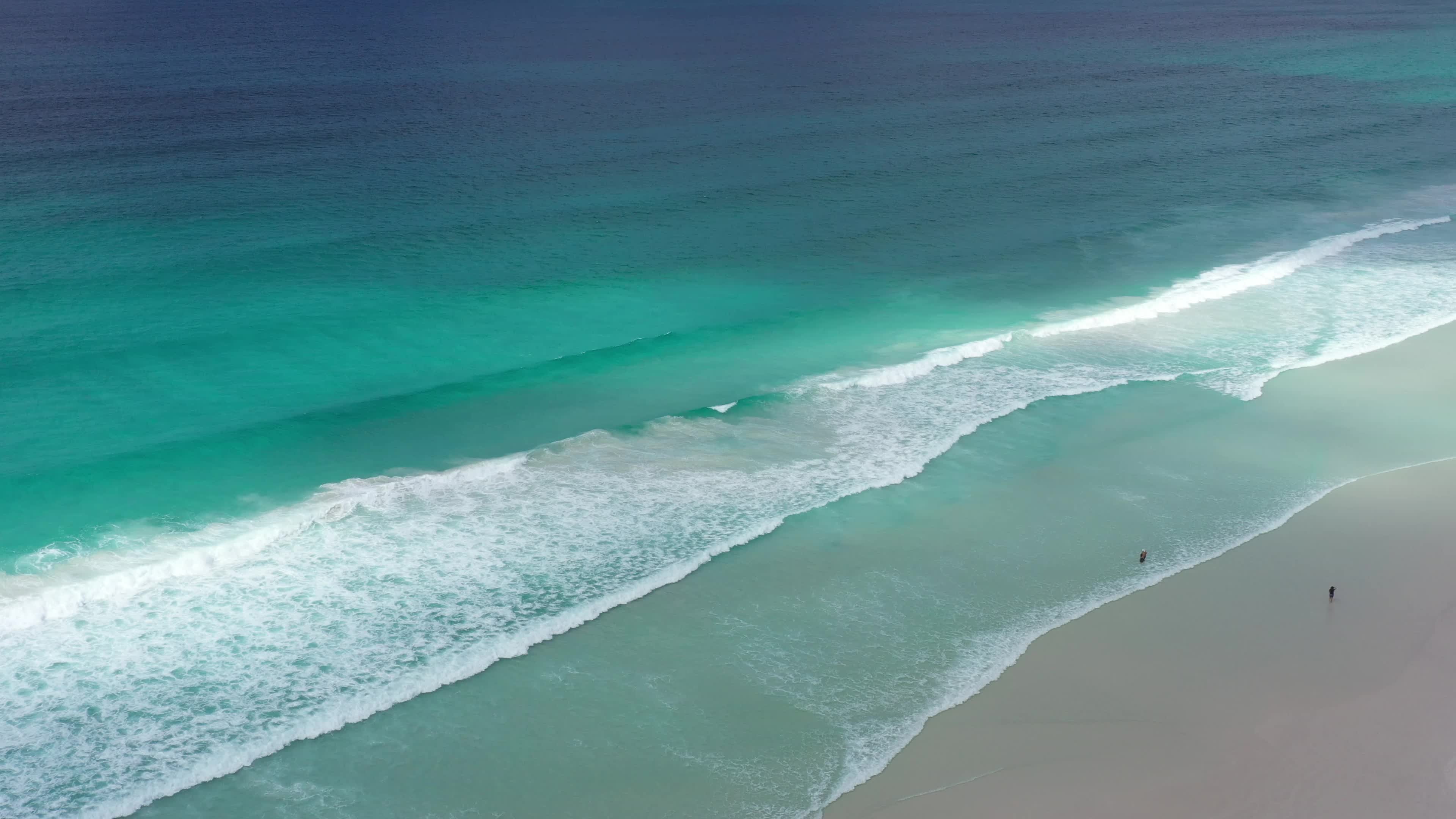 Praia Deserta com Mar Turquesa