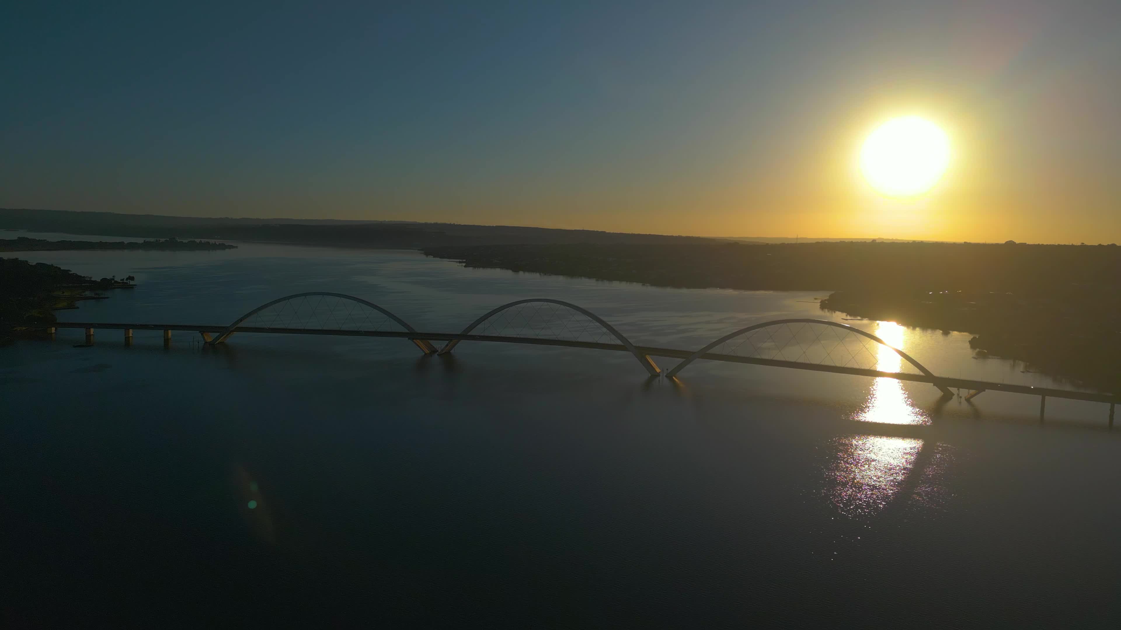 Ponte JK ao amanhecer sobre o Lago Paranoá