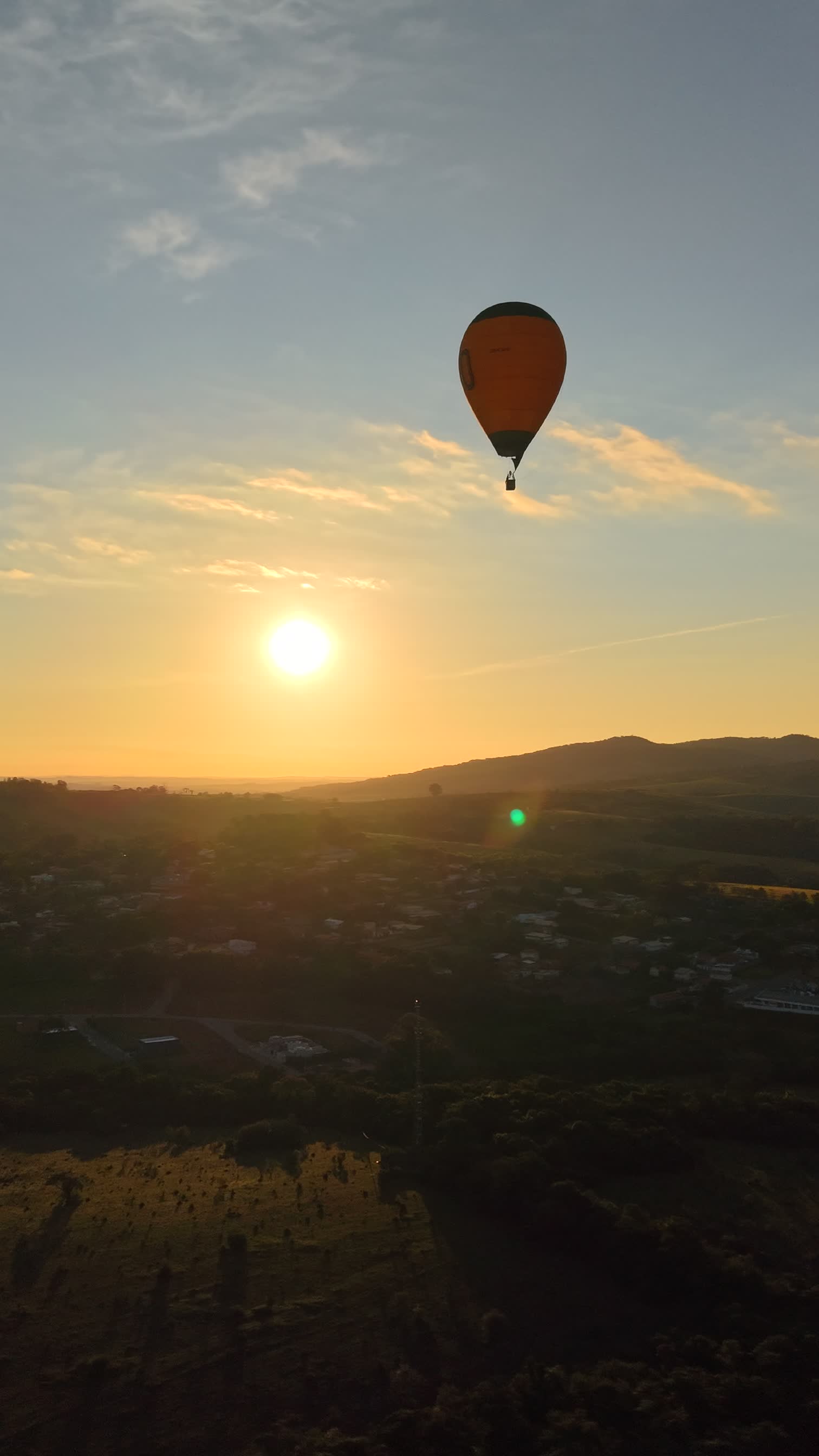 Balão sobre o Vale ao Pôr do Sol