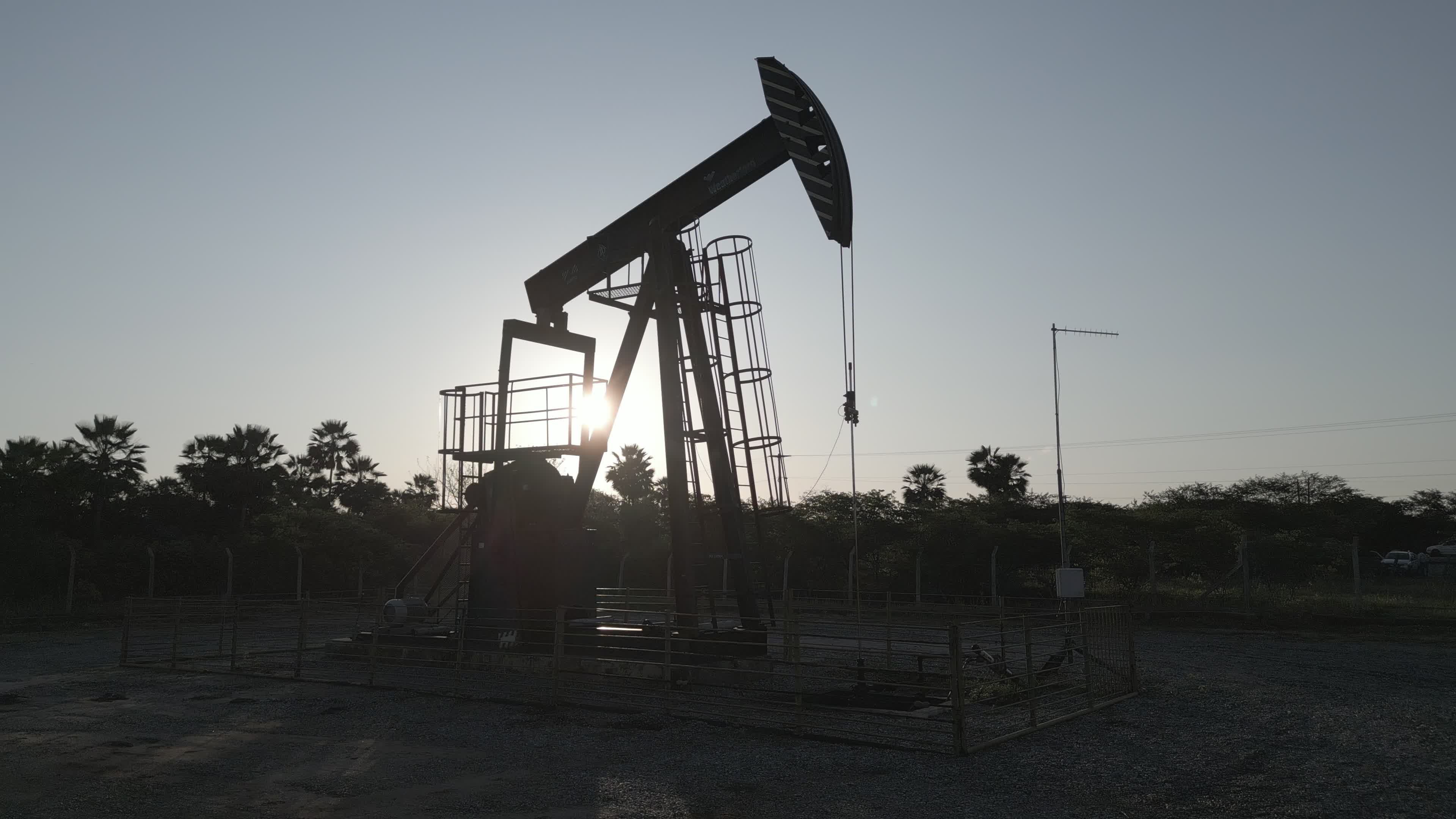 Extraçao de Petroleo ao Por do Sol.