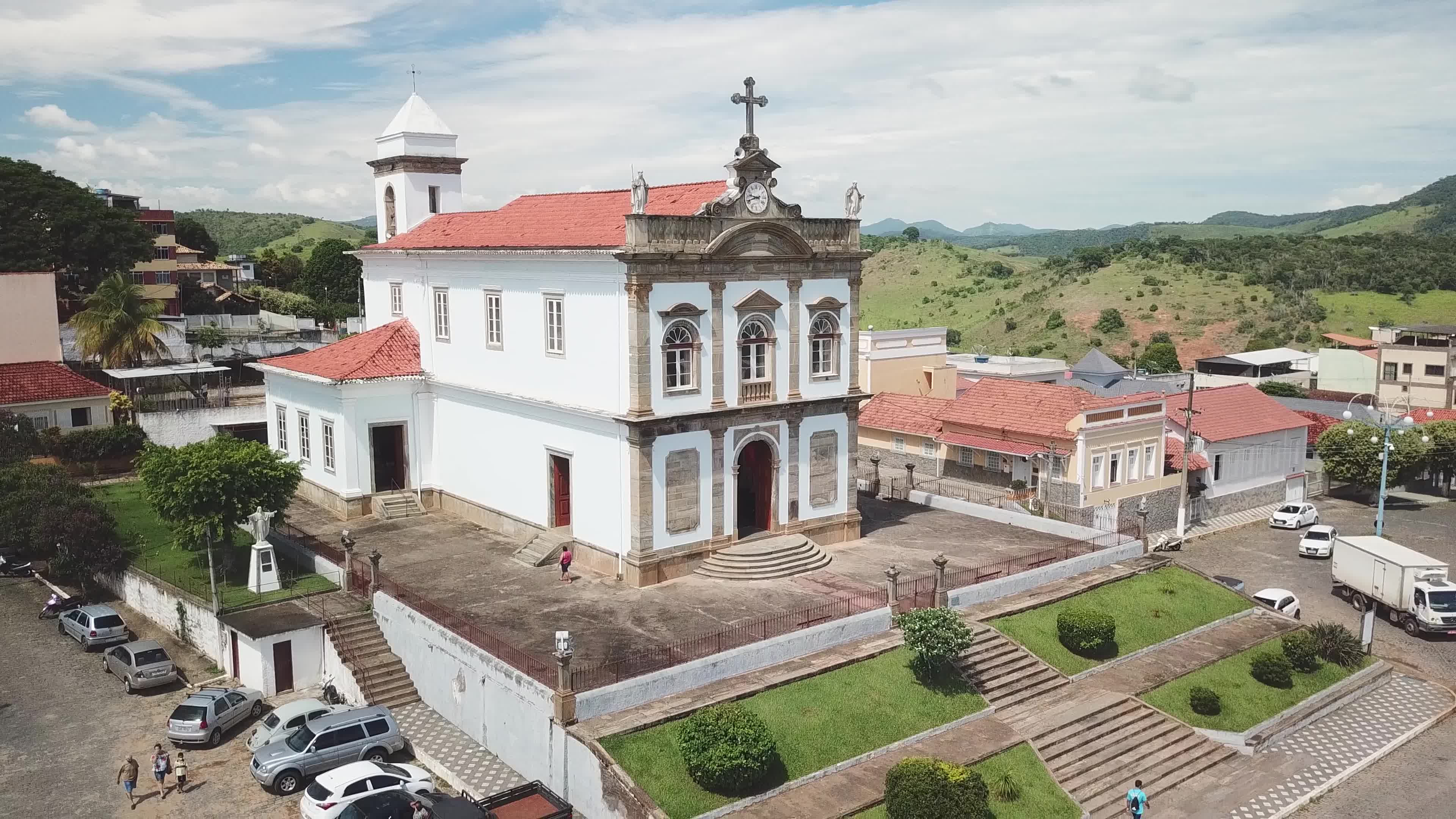 Efeito grua em descida e low angle ao final, igreja antiga em Carmo-RJ