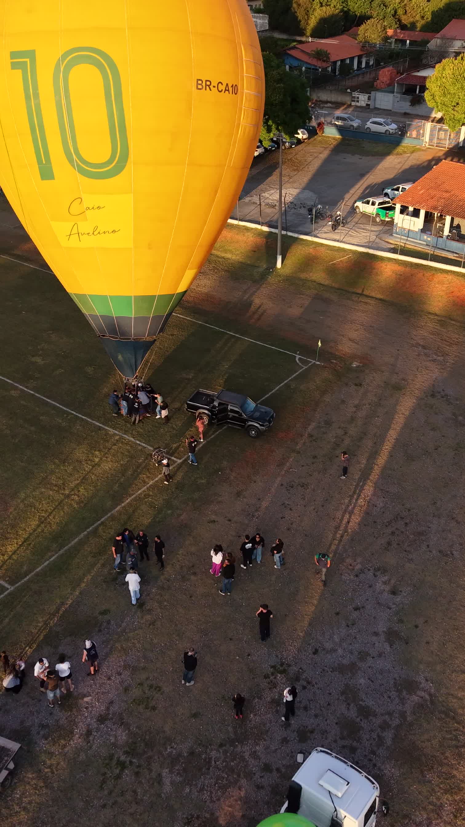 Balão amarelo gigante pronto para decolagem