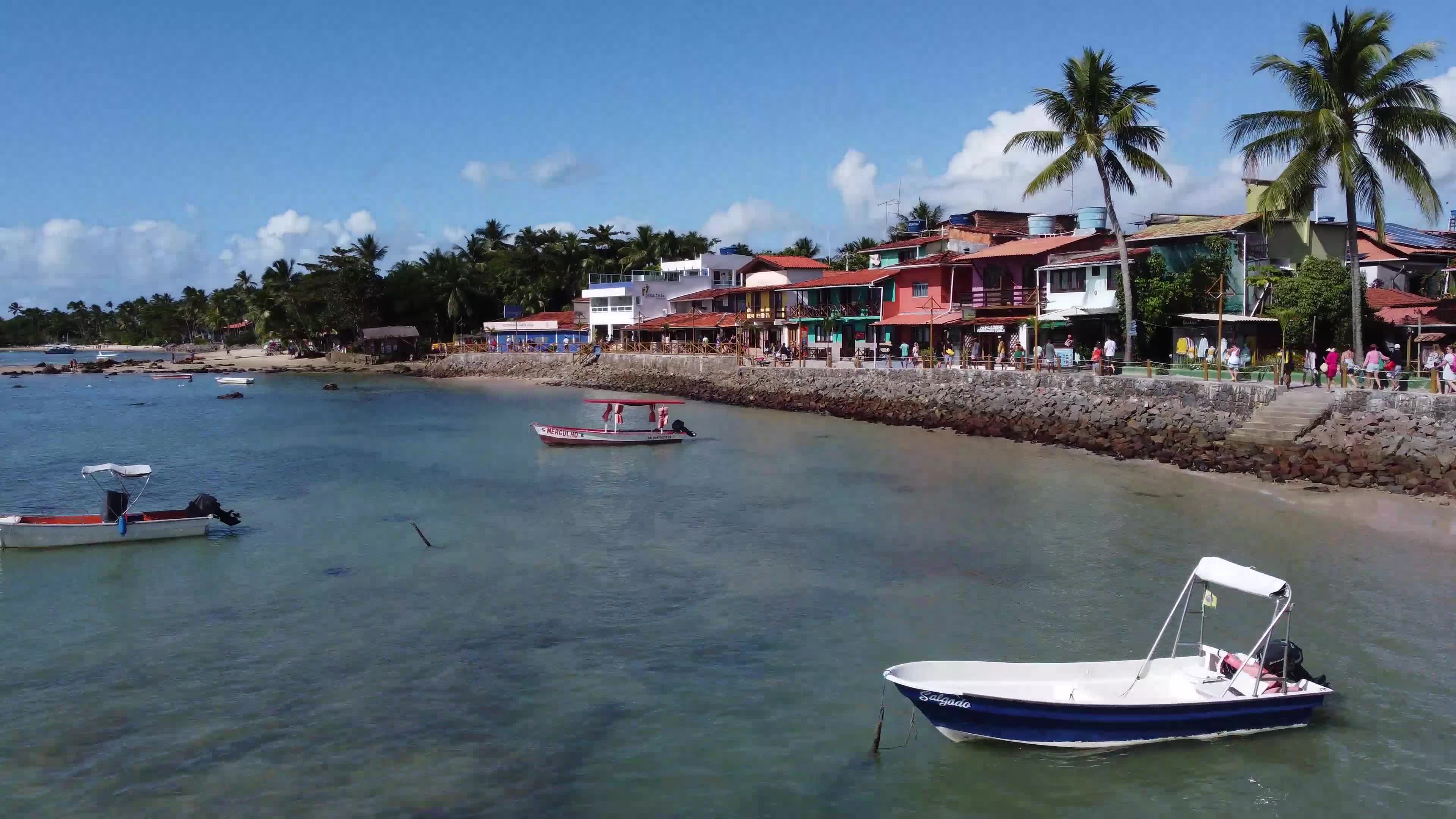 Pequenos barcos de pesca na terceira praia em Morro de São Paulo, Bahia