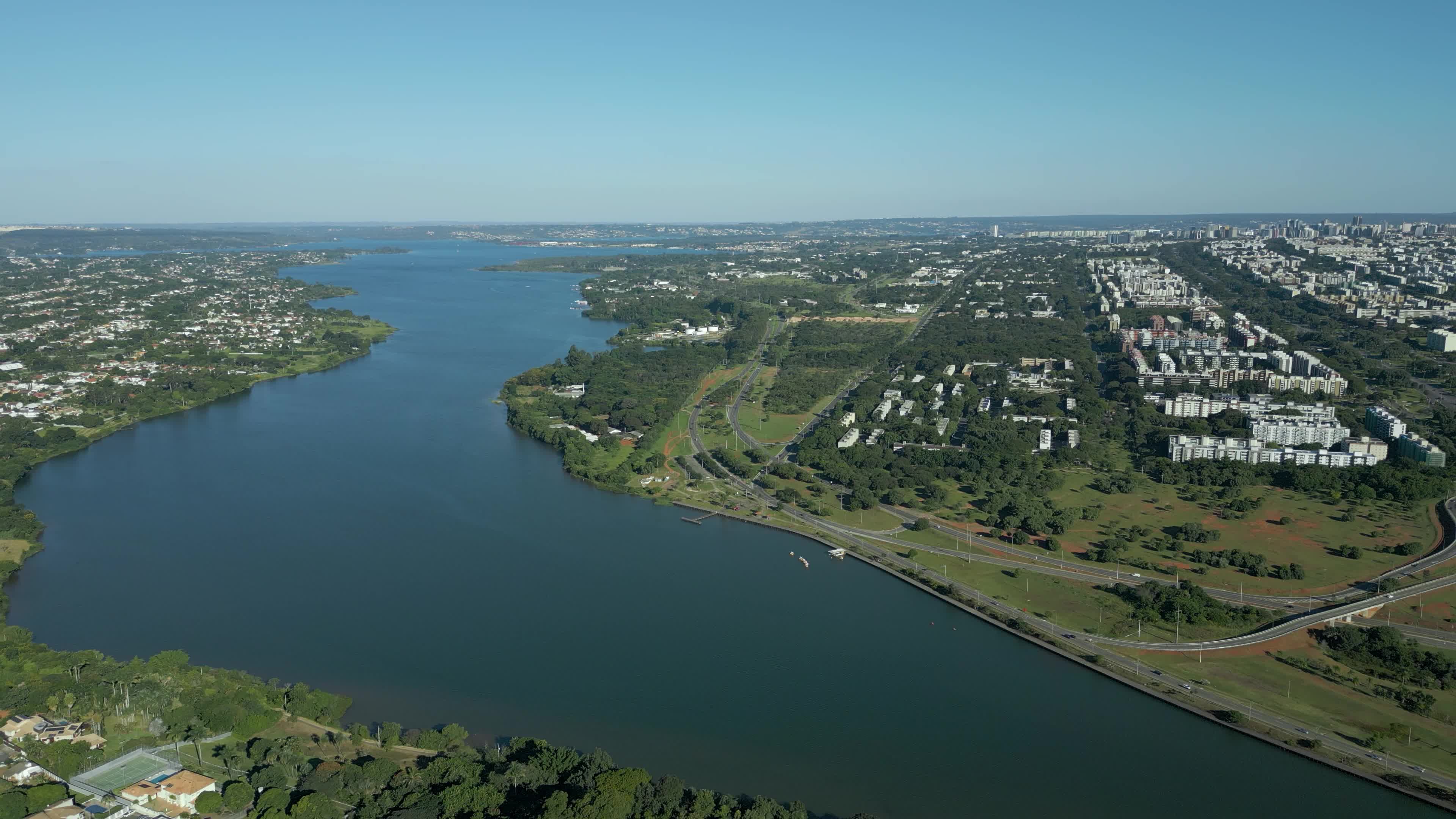 Vista aérea do Lago Paranoá com a Asa Norte na direita e Lago Norte à esquerda