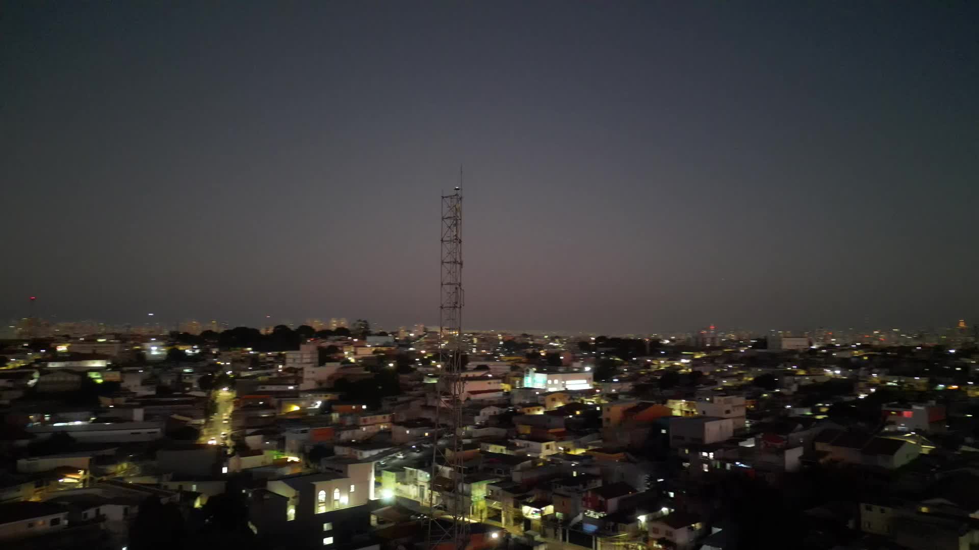 A torre iluminada no coração da cidade