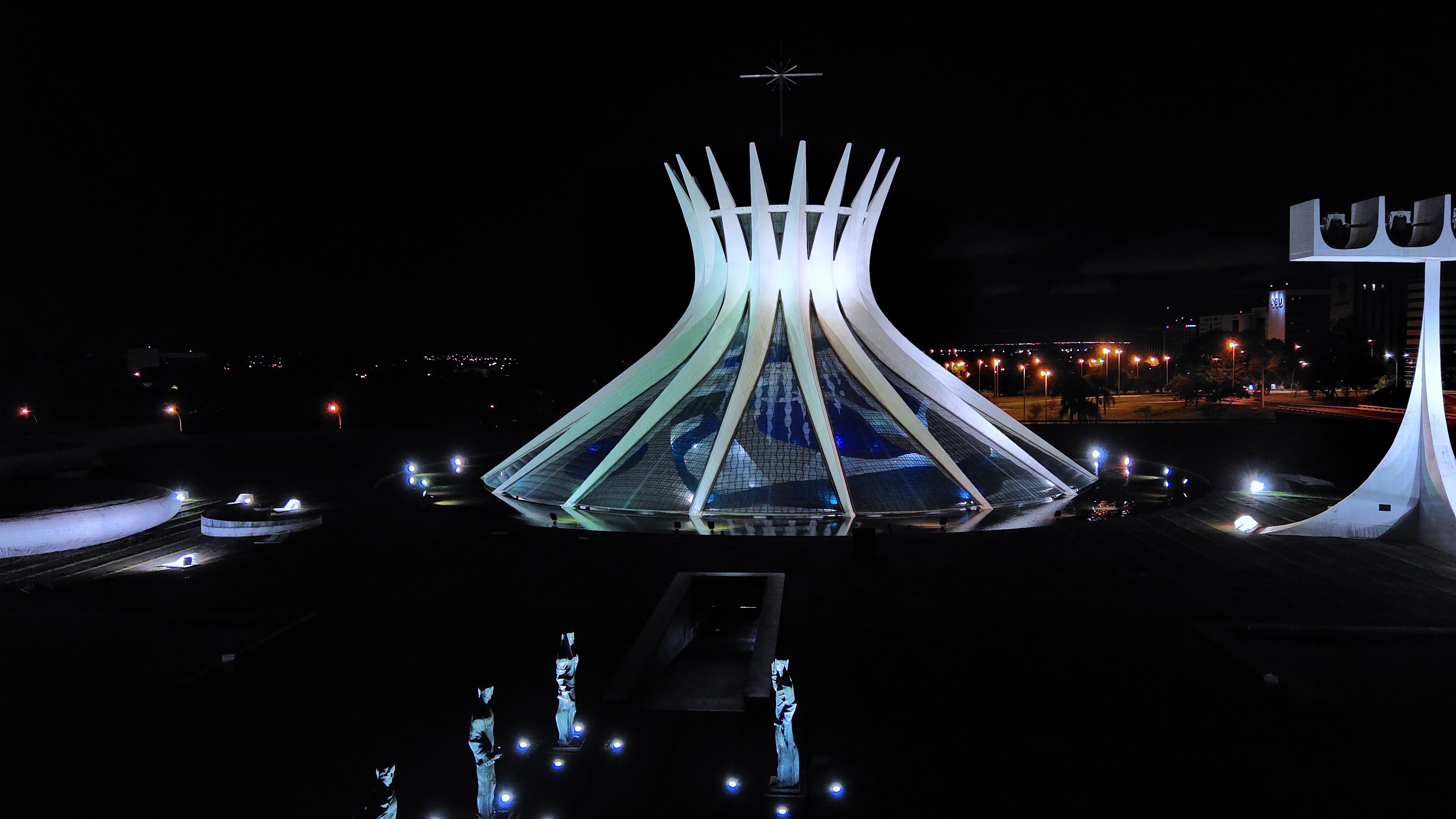 Imagen noturna da Catedral de Brasilia
