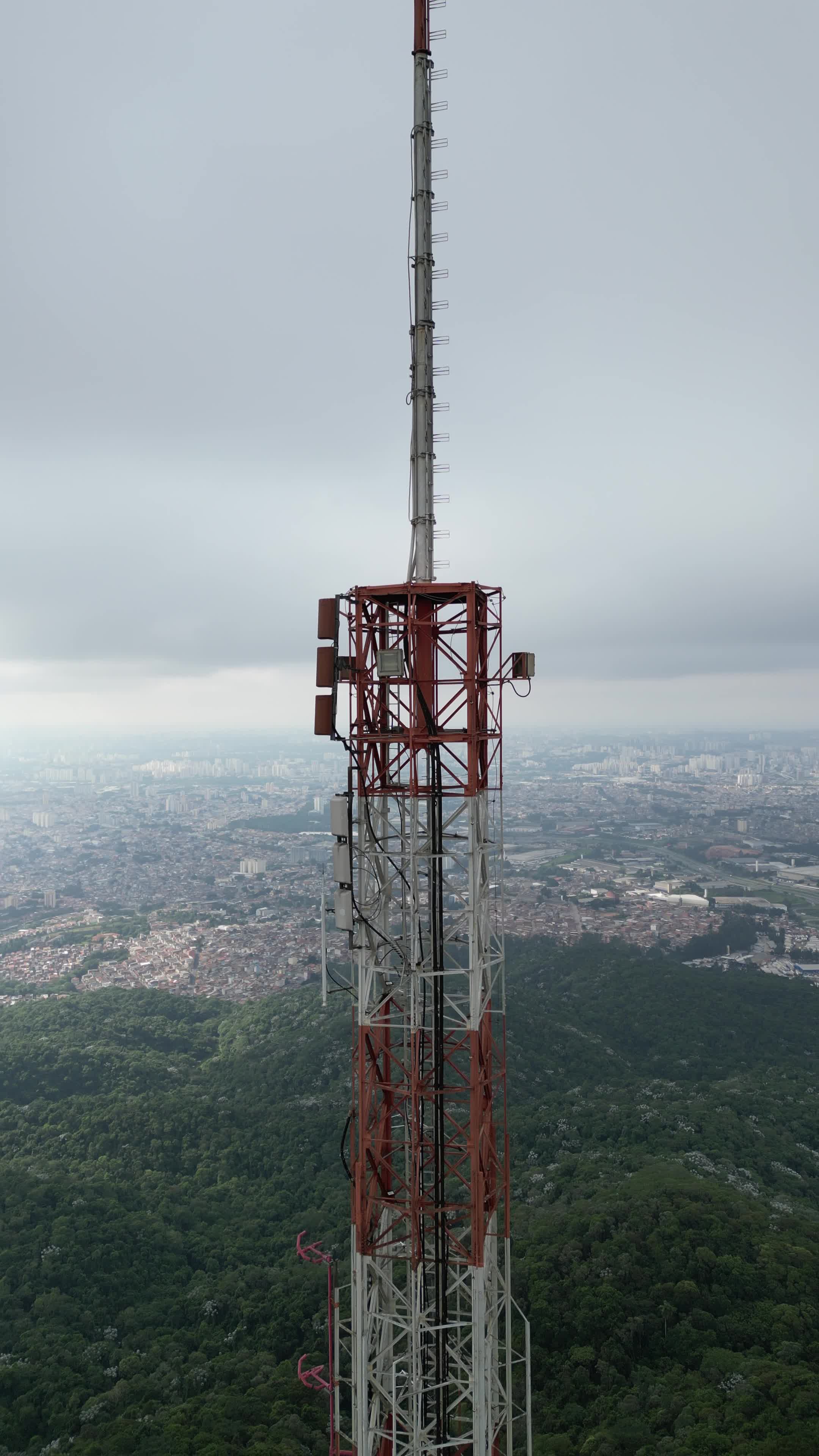 Torre de transmissão sobre a cidade