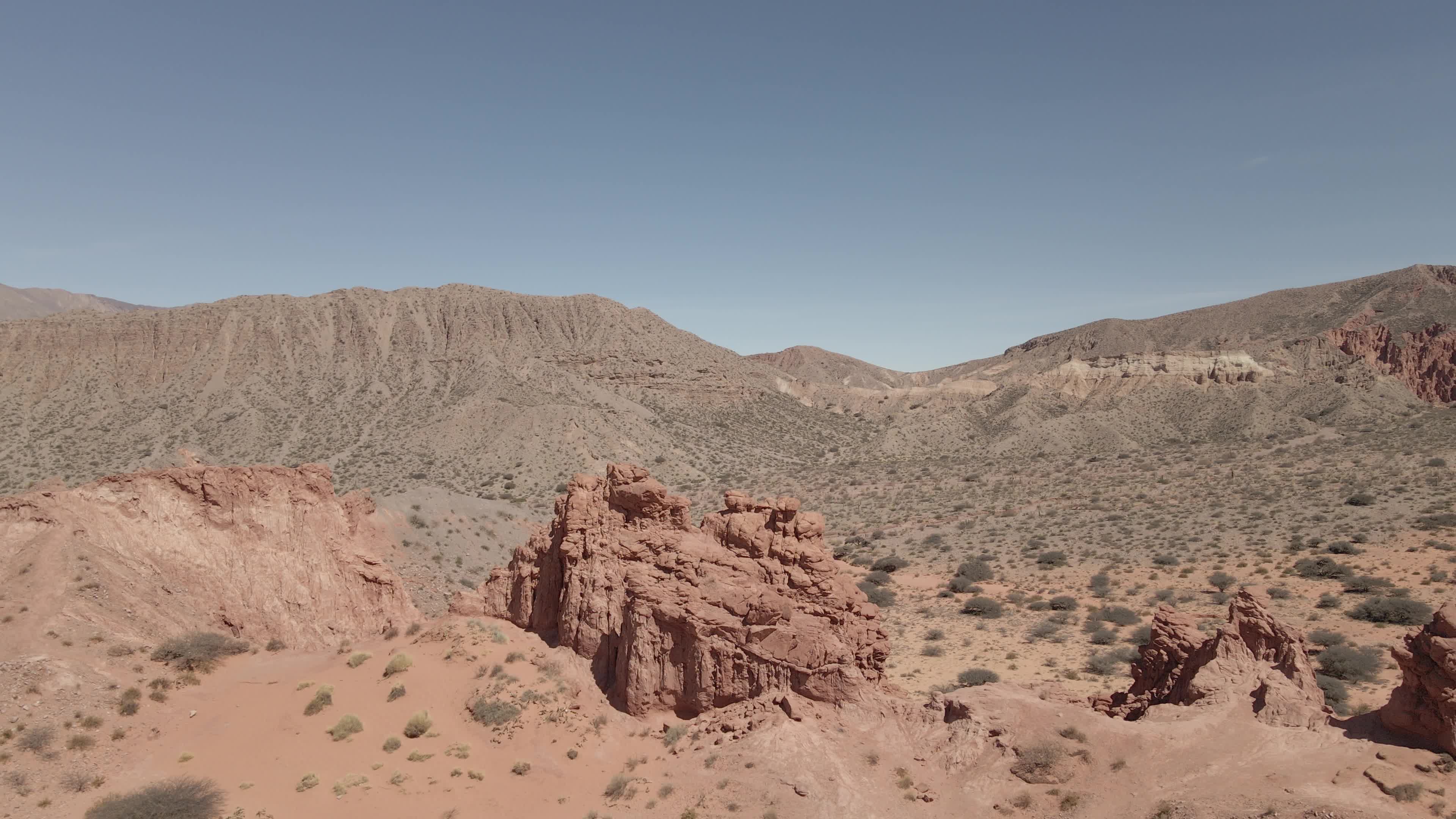 Formações Rochosas Vermelhas no Deserto Andino