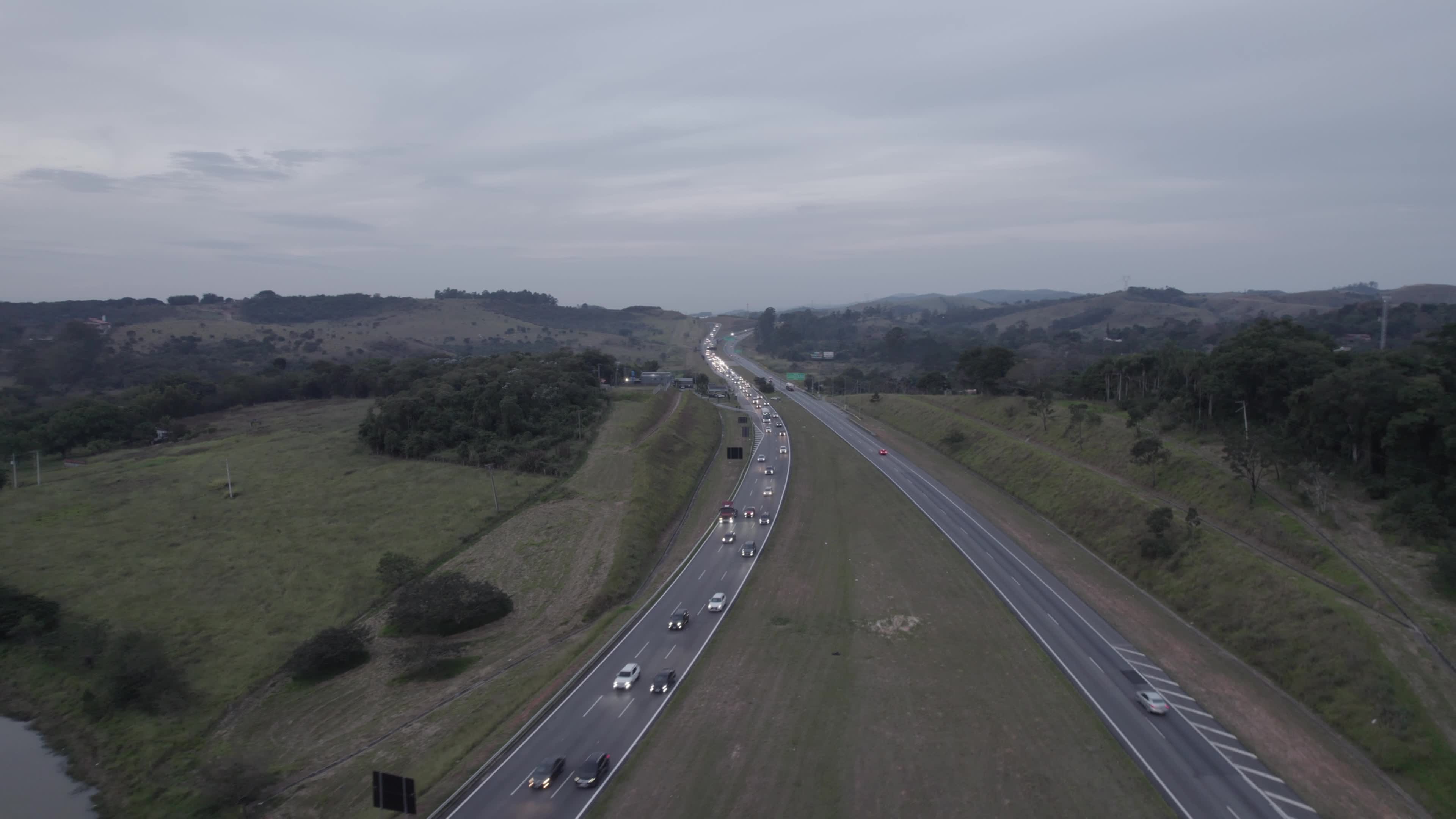 Trânsito na estrada - Retorno para São Paulo em fim de tarde nublado