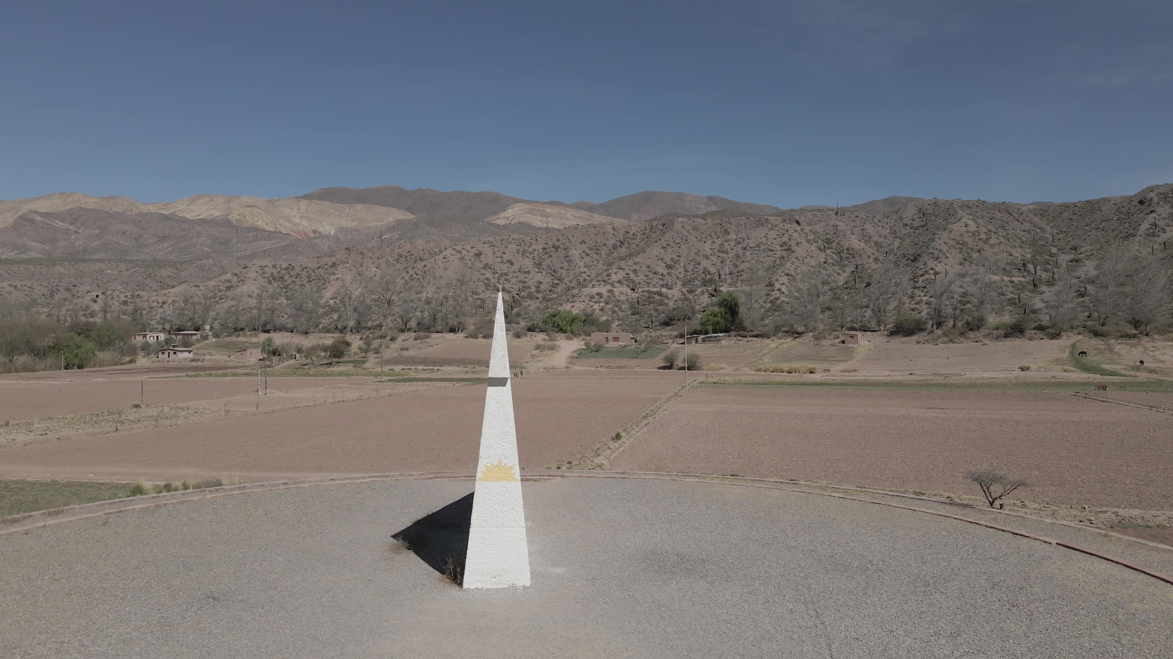 Obelisco de Capricórnio Branco no Vale Árido Andino Argentina