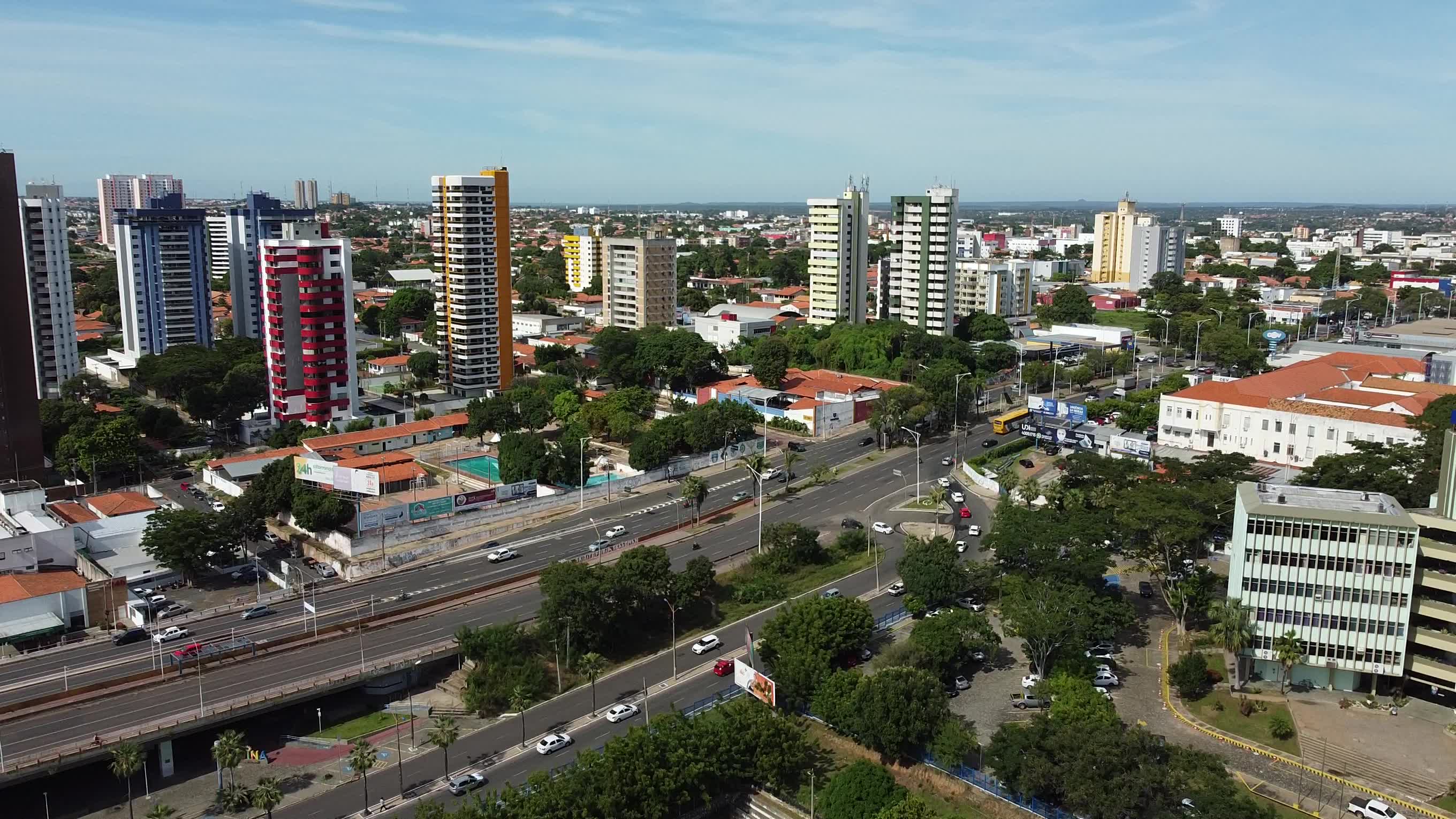 Centro urbano com trânsito