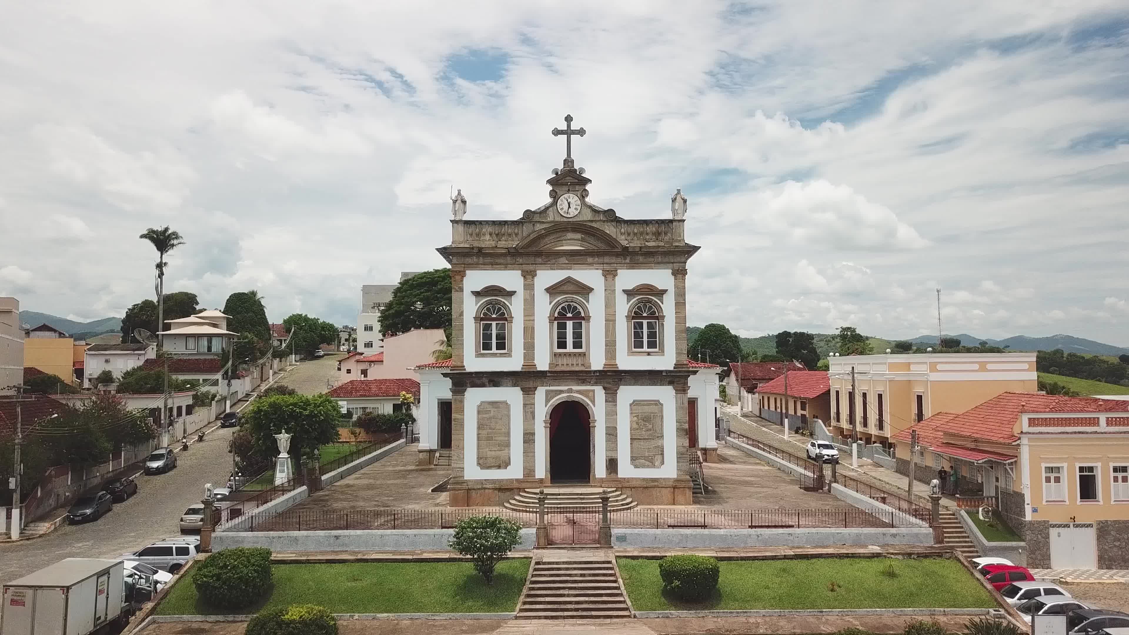 Igreja católica antiga na cidade do Carmo-RJ em aproximação e sobrevoo finalizando com as montanhas verdes ao longe.