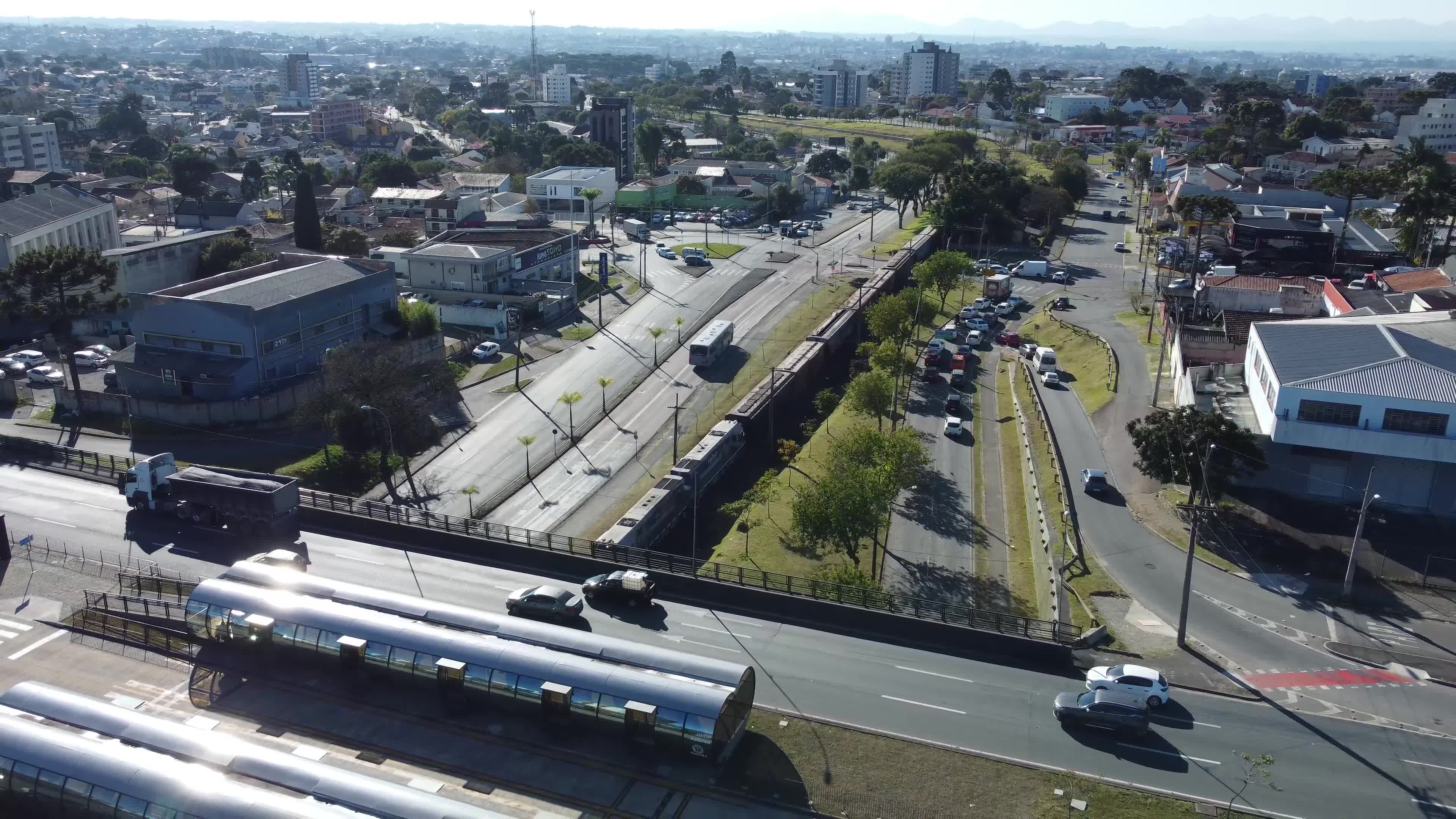 Trêm em Curitiba PR, passando por baixo da Linha Verde
