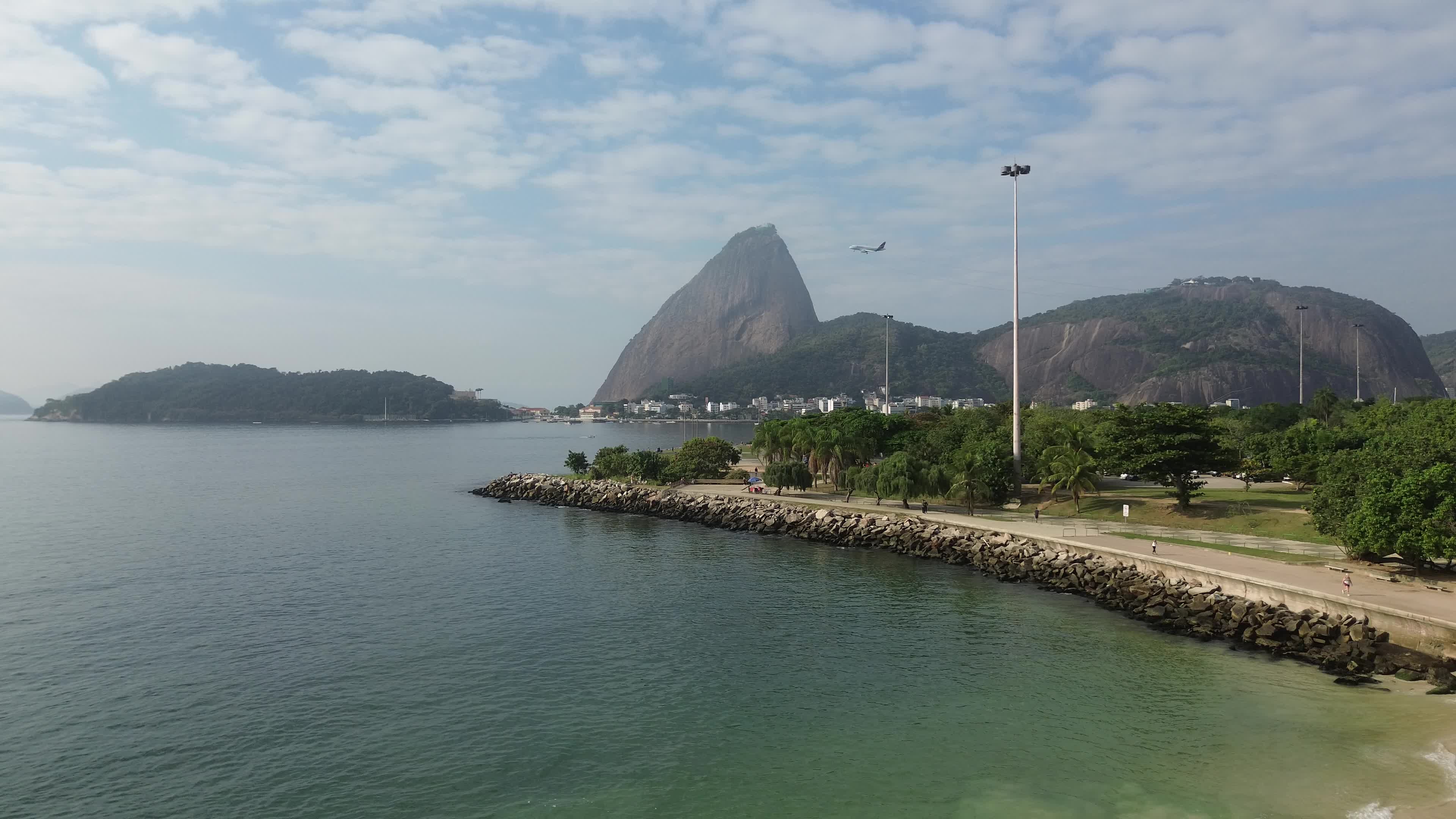 Pão de açúcar com avião passando na frente 
