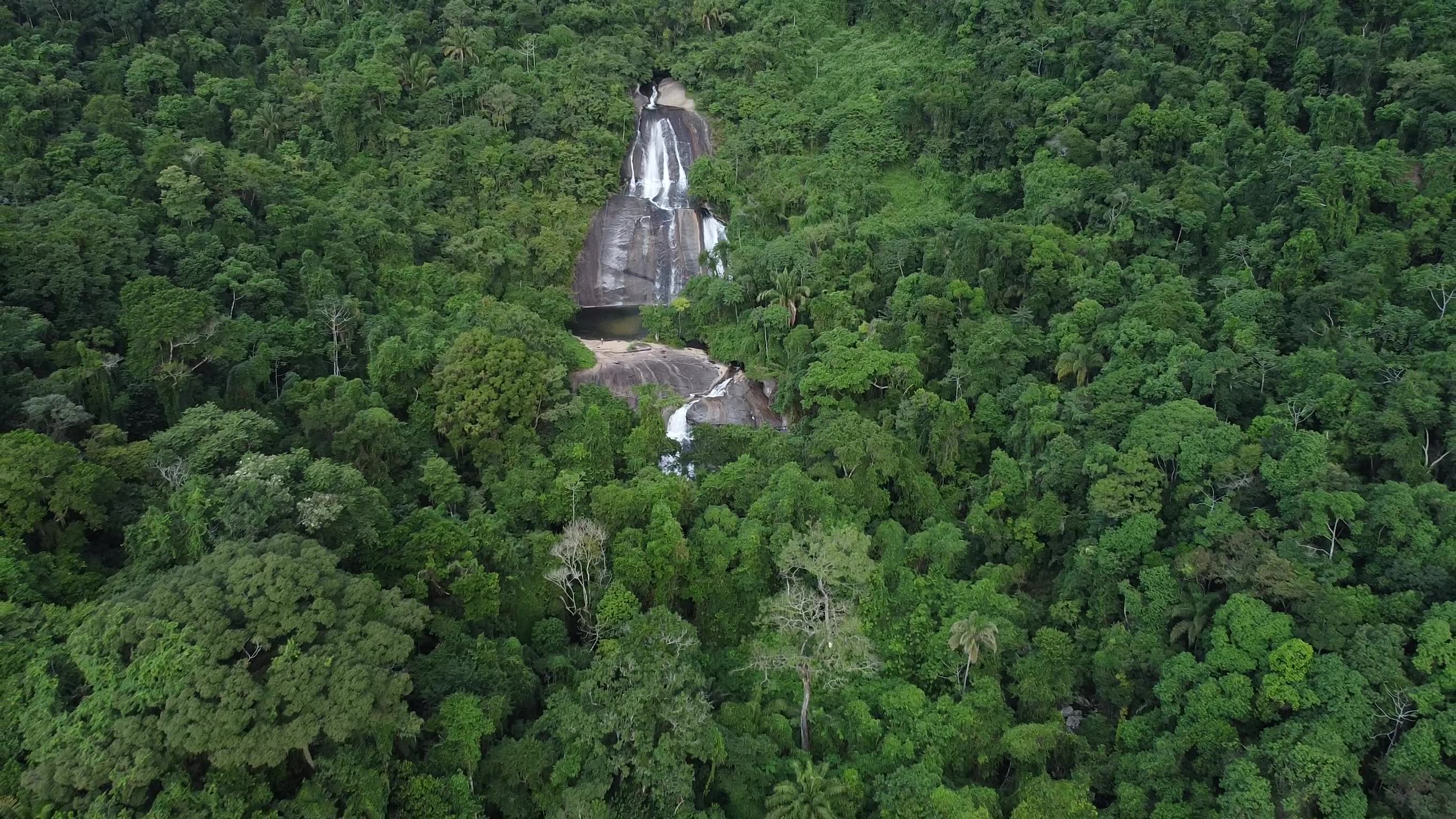 Cachoeira do Paquetá em Ilhabela, cercada por toda mata nativa