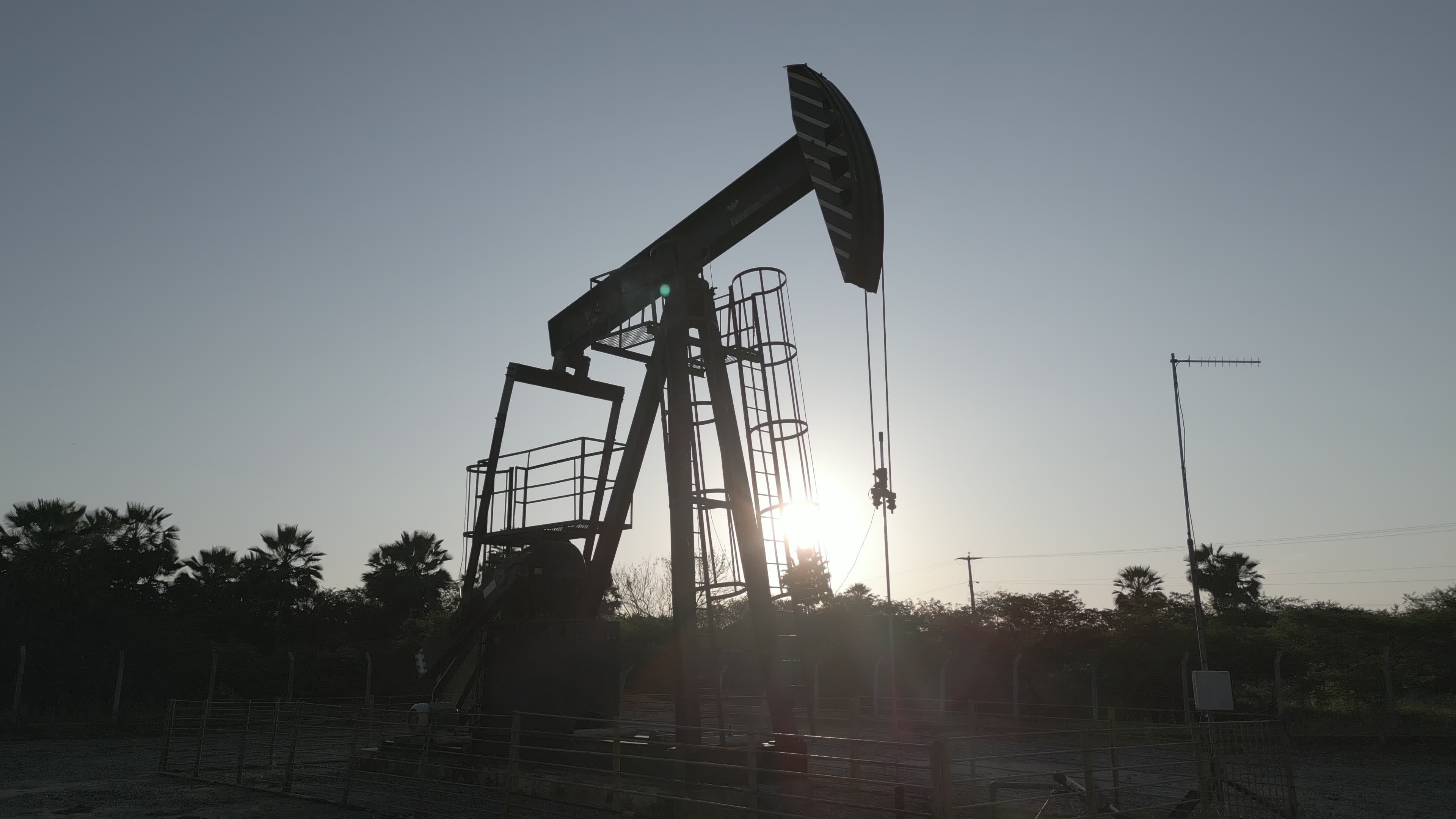 Extraçao de Petroleo ao Por do Sol 2.