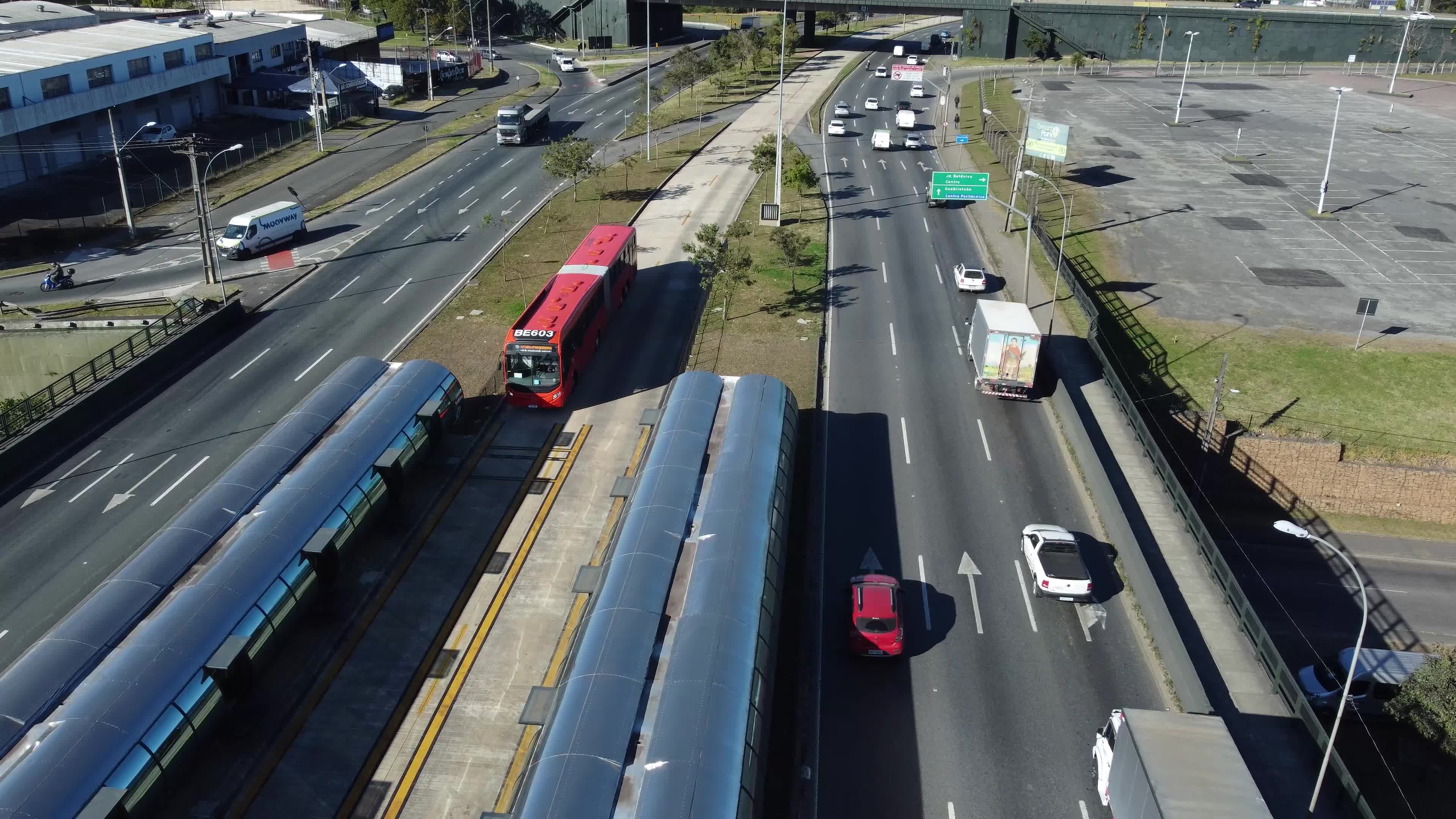 Onibus Expresso (BRT) em Curitiba, Chegando na Estação Tubo