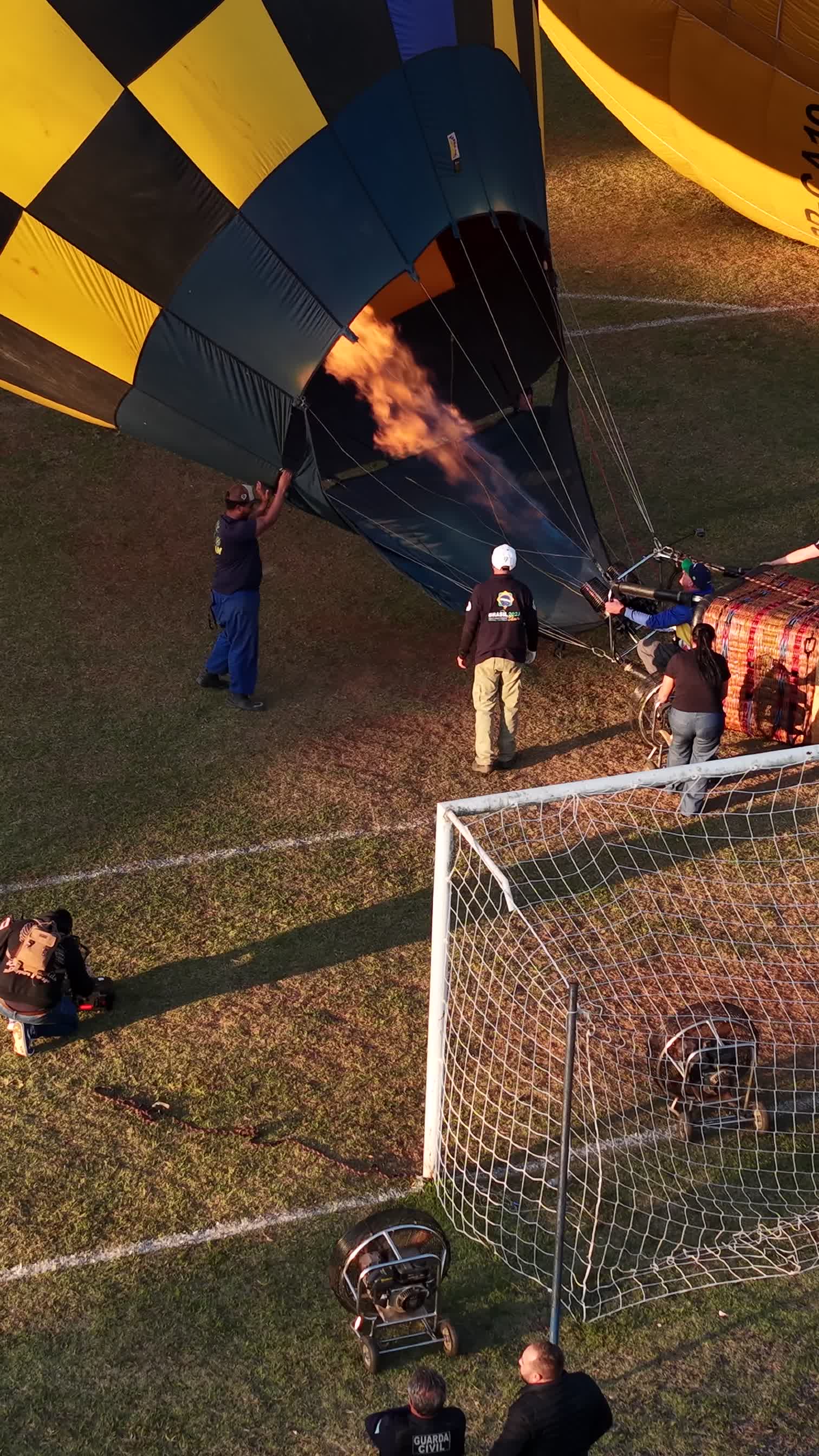 Inflando balão de ar quente no campo