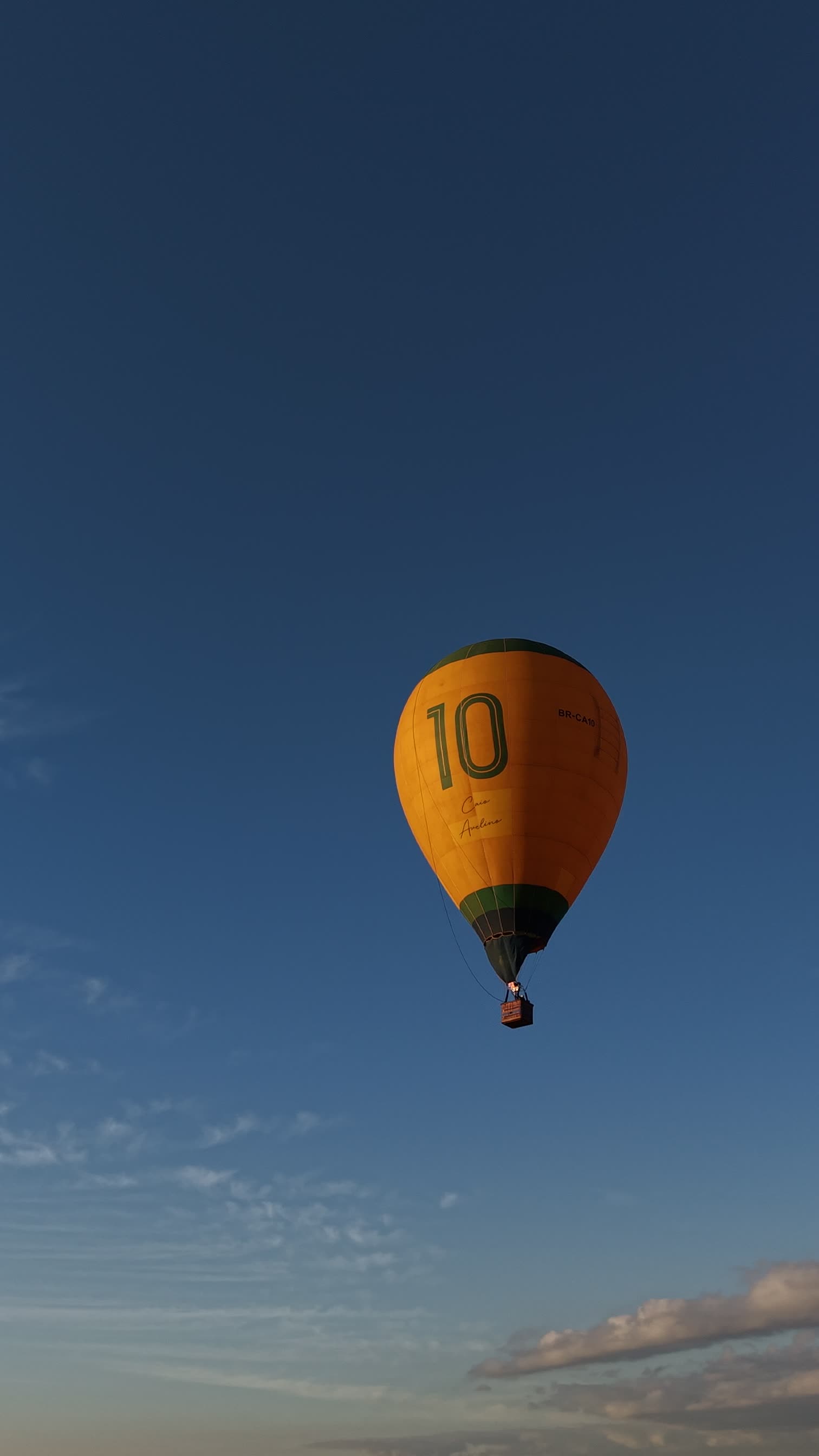 Balão Amarelo Flutuando no Céu Azul